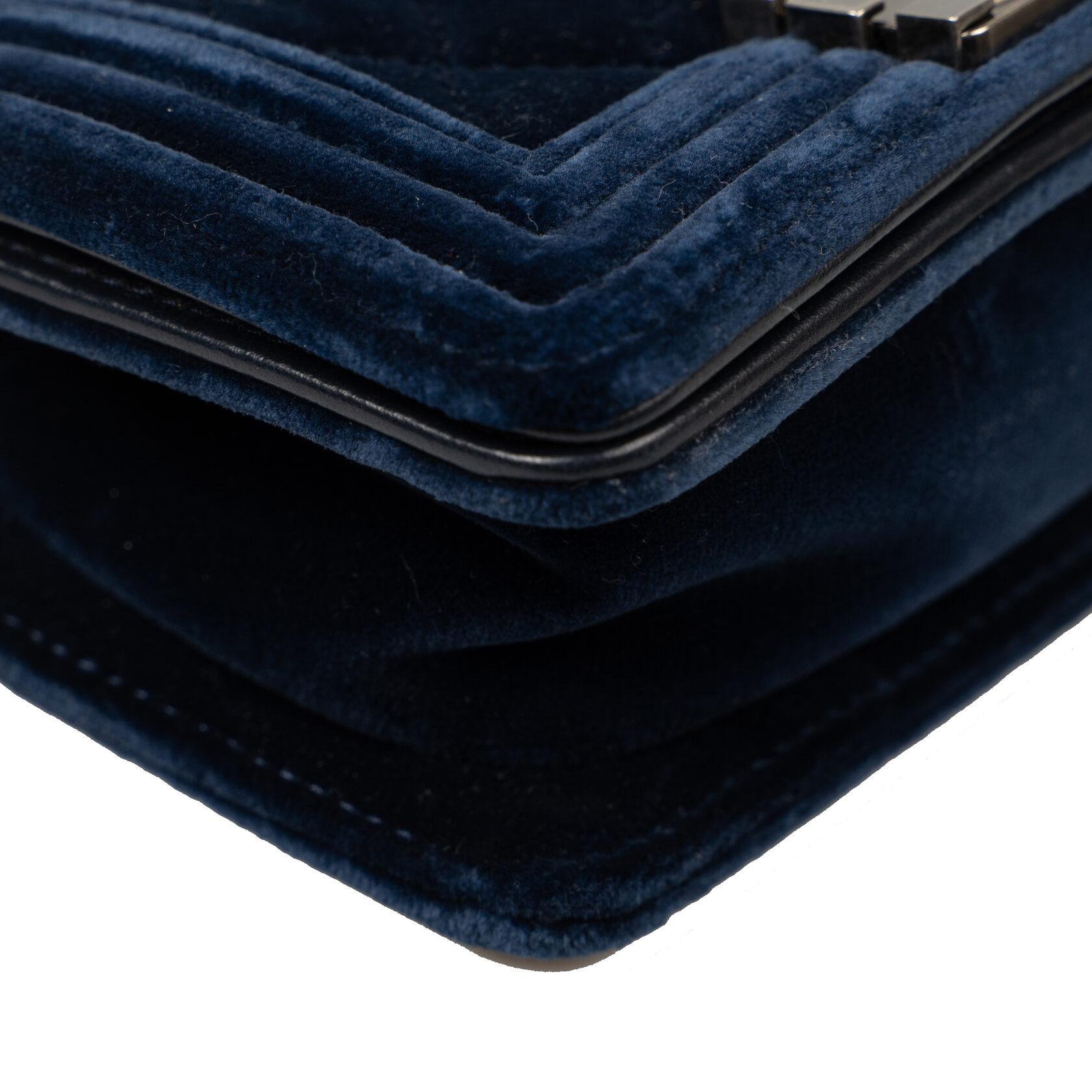 Chanel Boy Micro aus Samt im Angebot 14