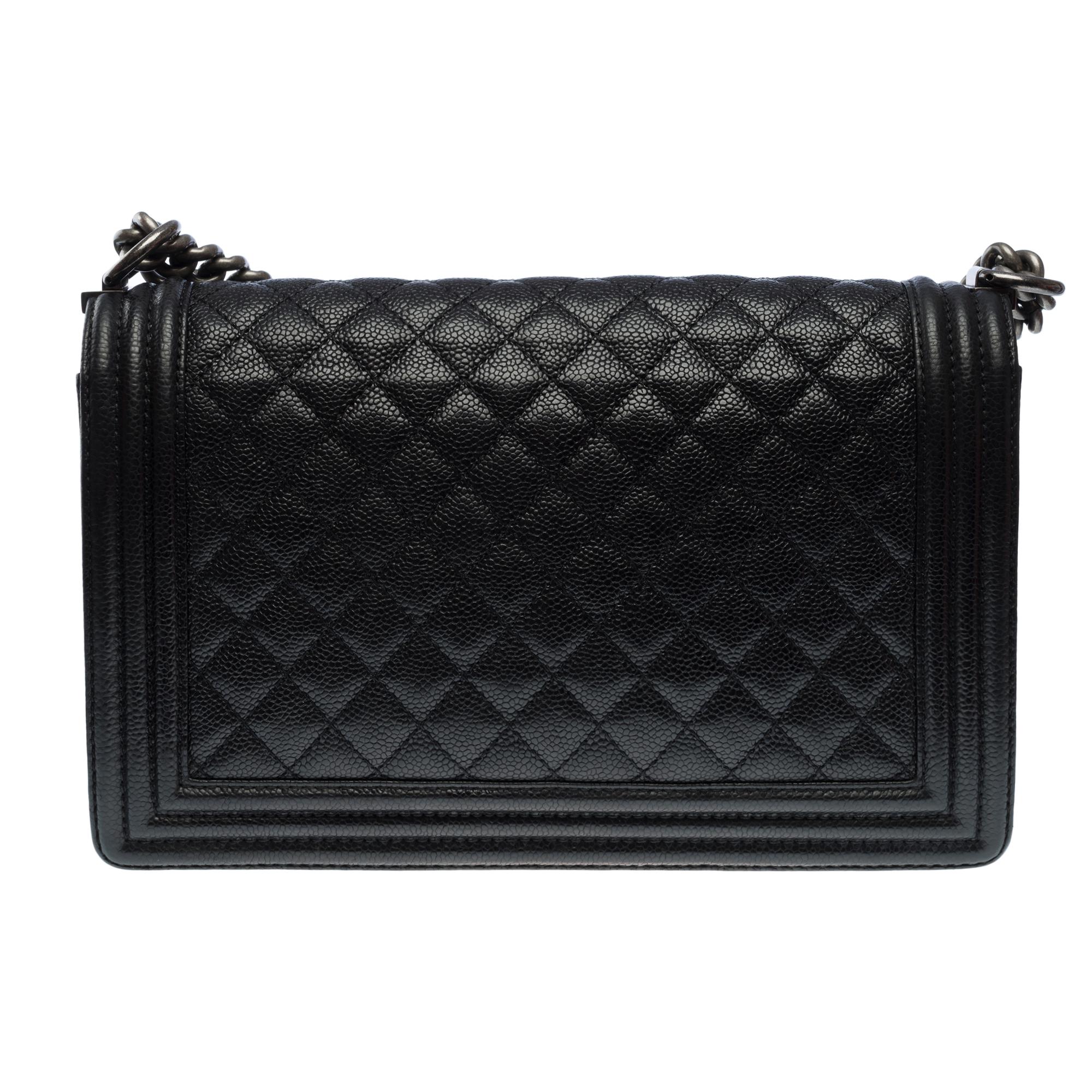 Chanel Boy New medium shoulder bag in black caviar quilted leather, SHW ! In Good Condition For Sale In Paris, IDF