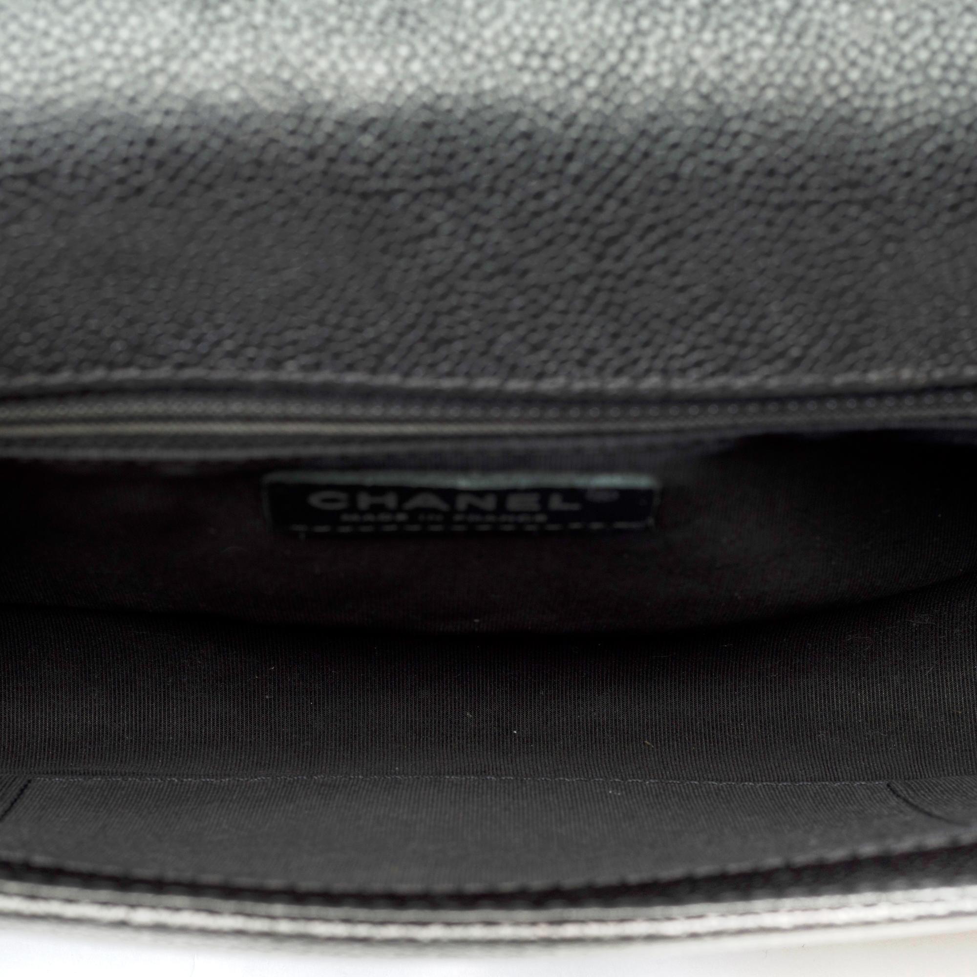 Chanel Boy New medium shoulder bag in black caviar quilted leather, SHW ! 3