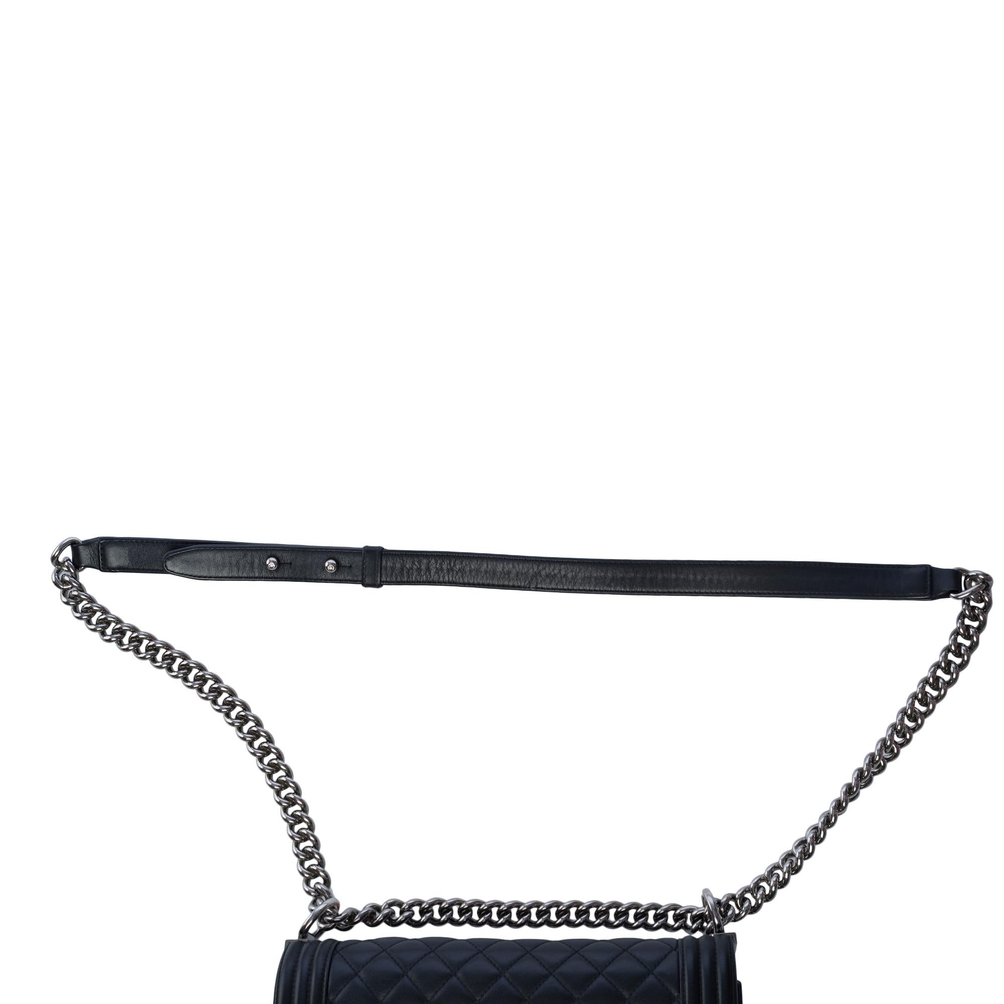 ¡Bolso Chanel Boy New mediano en piel acolchada de cordero negra, PHW ! en venta 5