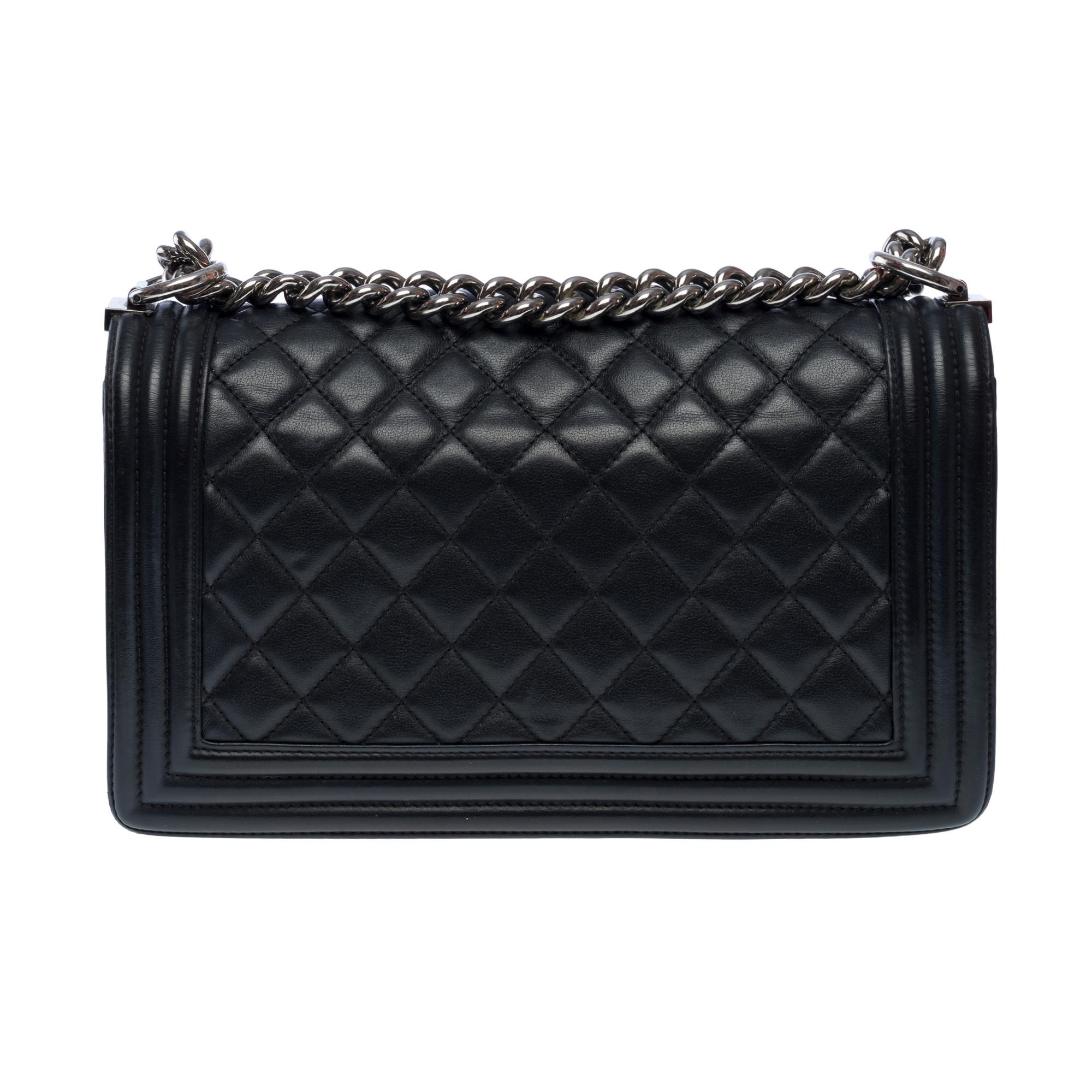¡Bolso Chanel Boy New mediano en piel acolchada de cordero negra, PHW ! en Bueno estado para la venta en Paris, IDF