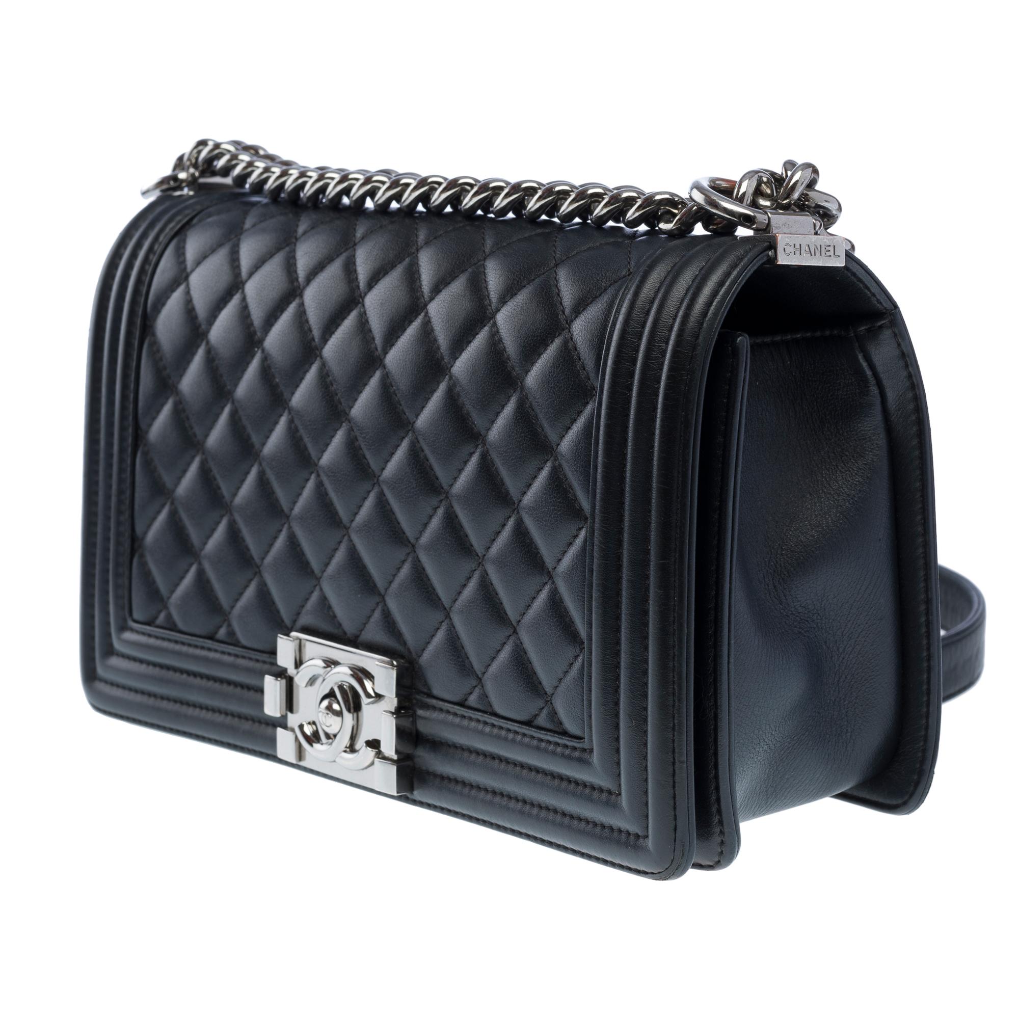 De las mujeres ¡Bolso Chanel Boy New mediano en piel acolchada de cordero negra, PHW ! en venta