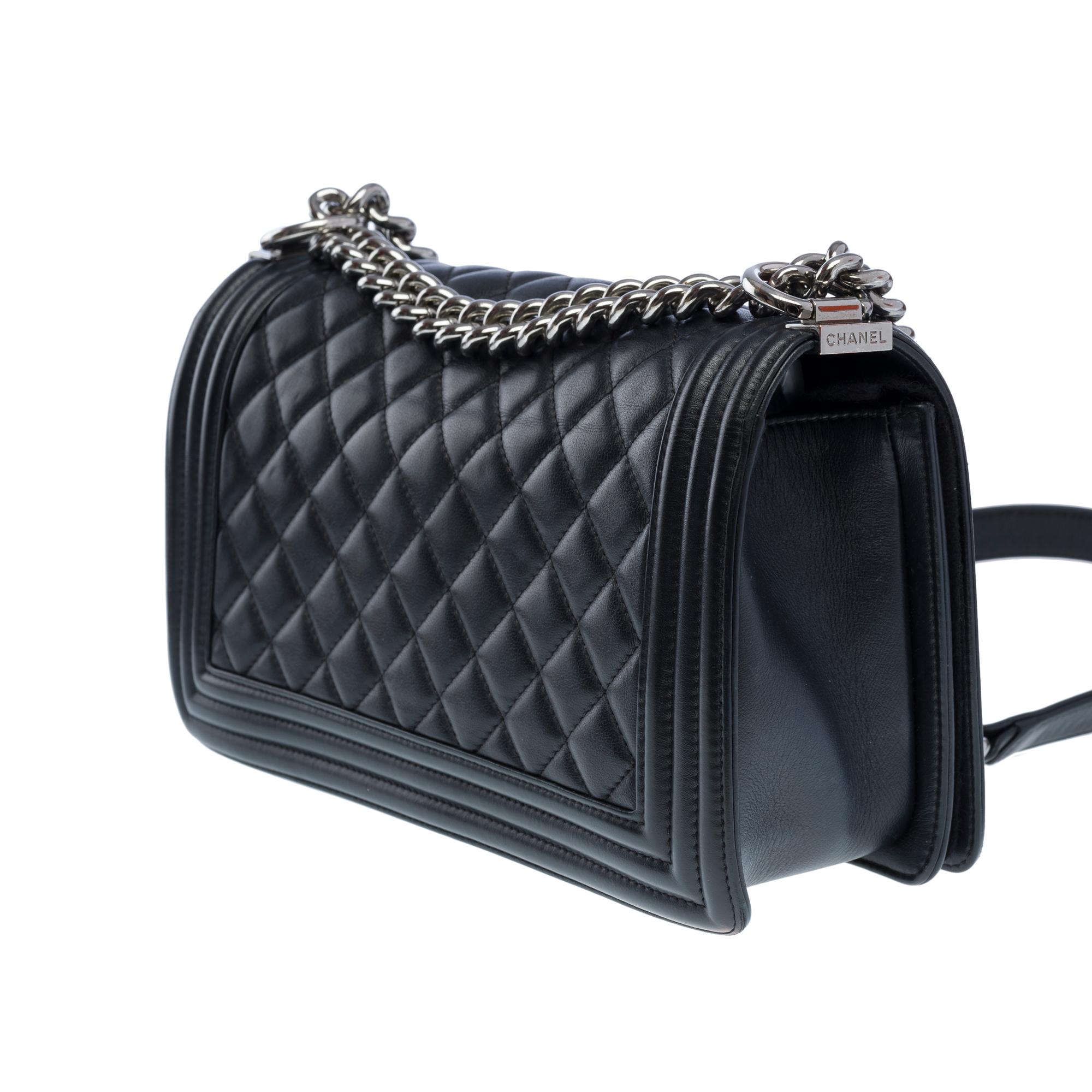 ¡Bolso Chanel Boy New mediano en piel acolchada de cordero negra, PHW ! en venta 1