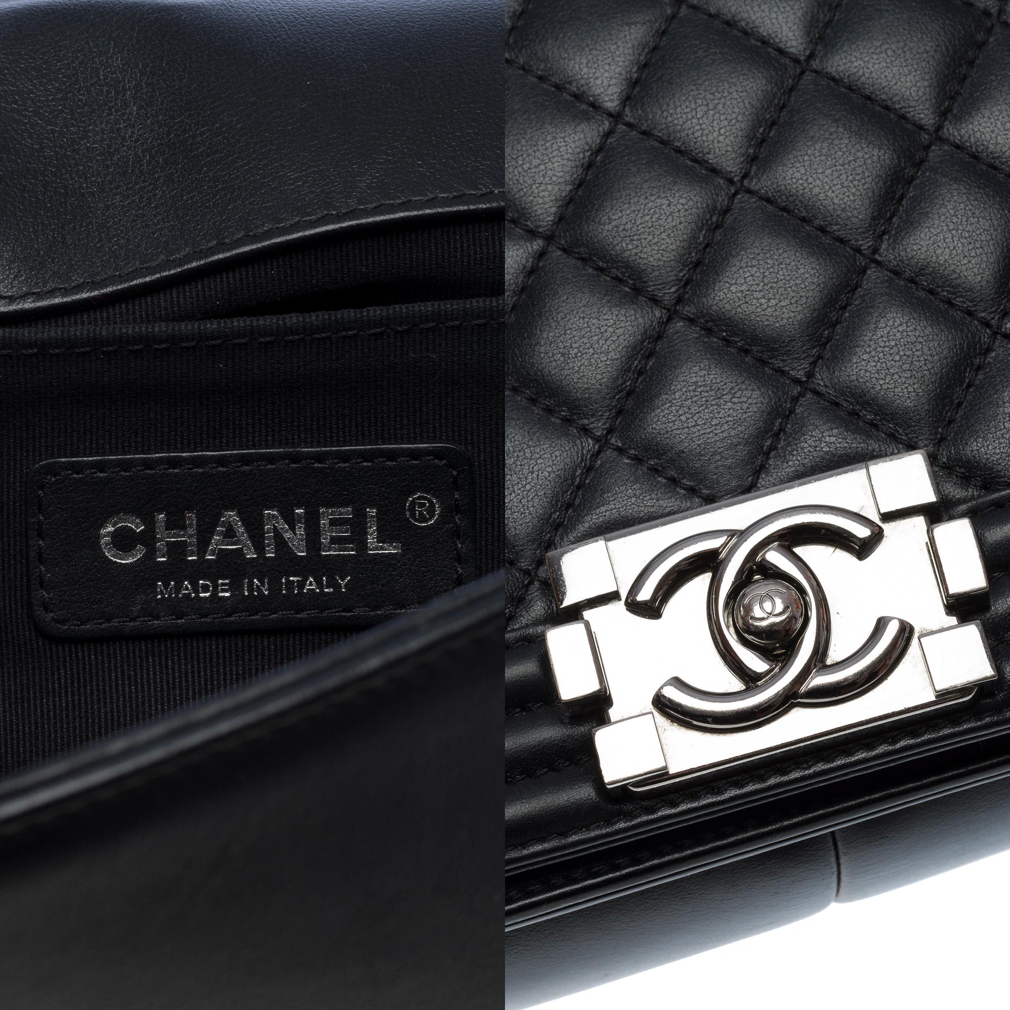 ¡Bolso Chanel Boy New mediano en piel acolchada de cordero negra, PHW ! en venta 2