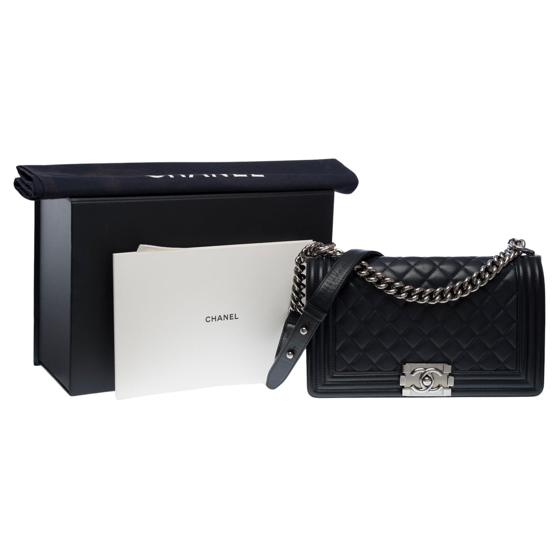 ¡Bolso Chanel Boy New mediano en piel acolchada de cordero negra, PHW ! en venta