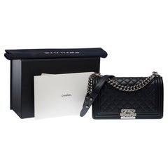 Chanel Boy New medium shoulder bag in Black Lambskin Quilted leather, PHW !