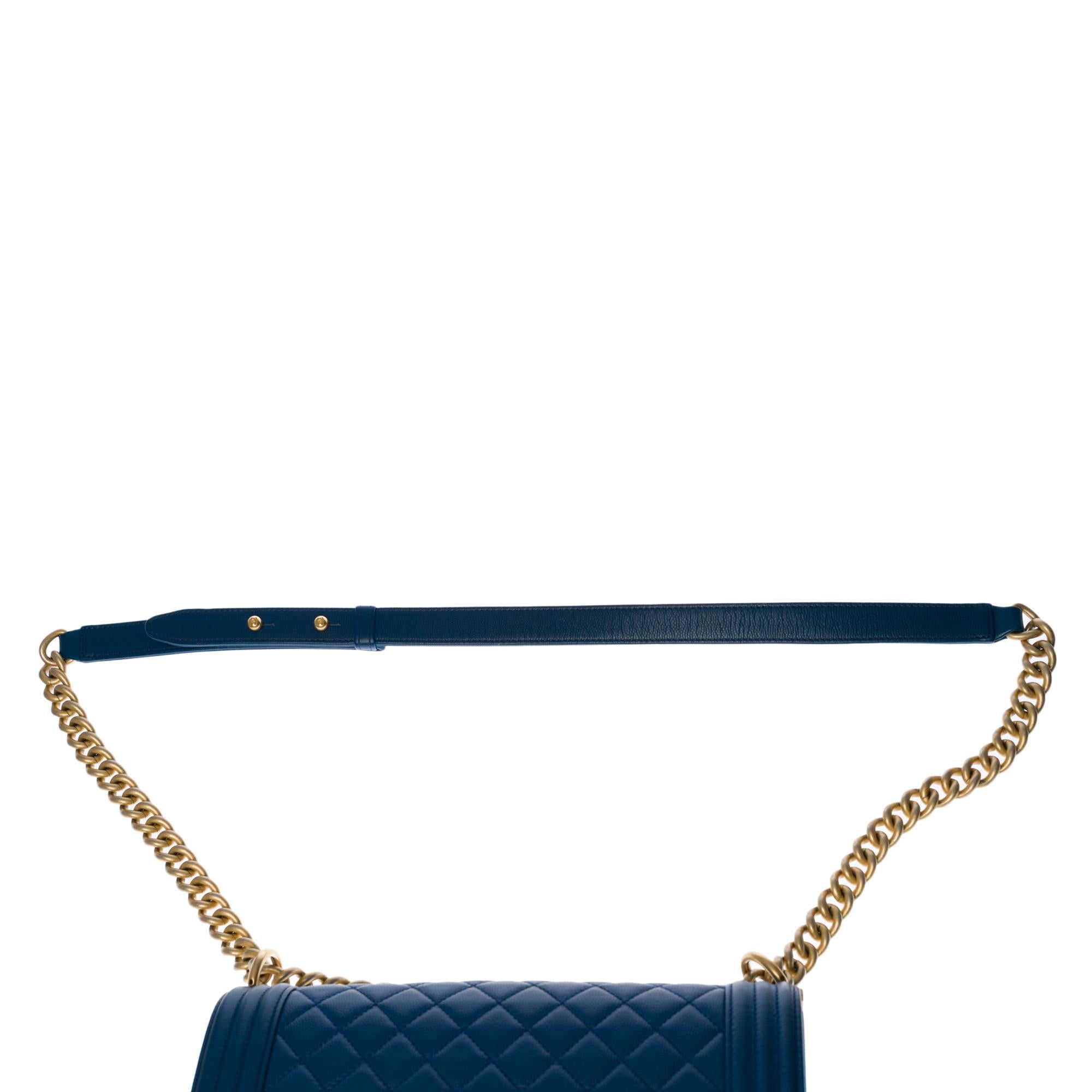 Chanel Boy Old medium shoulder bag in blue caviar leather, matte gold hardware 2