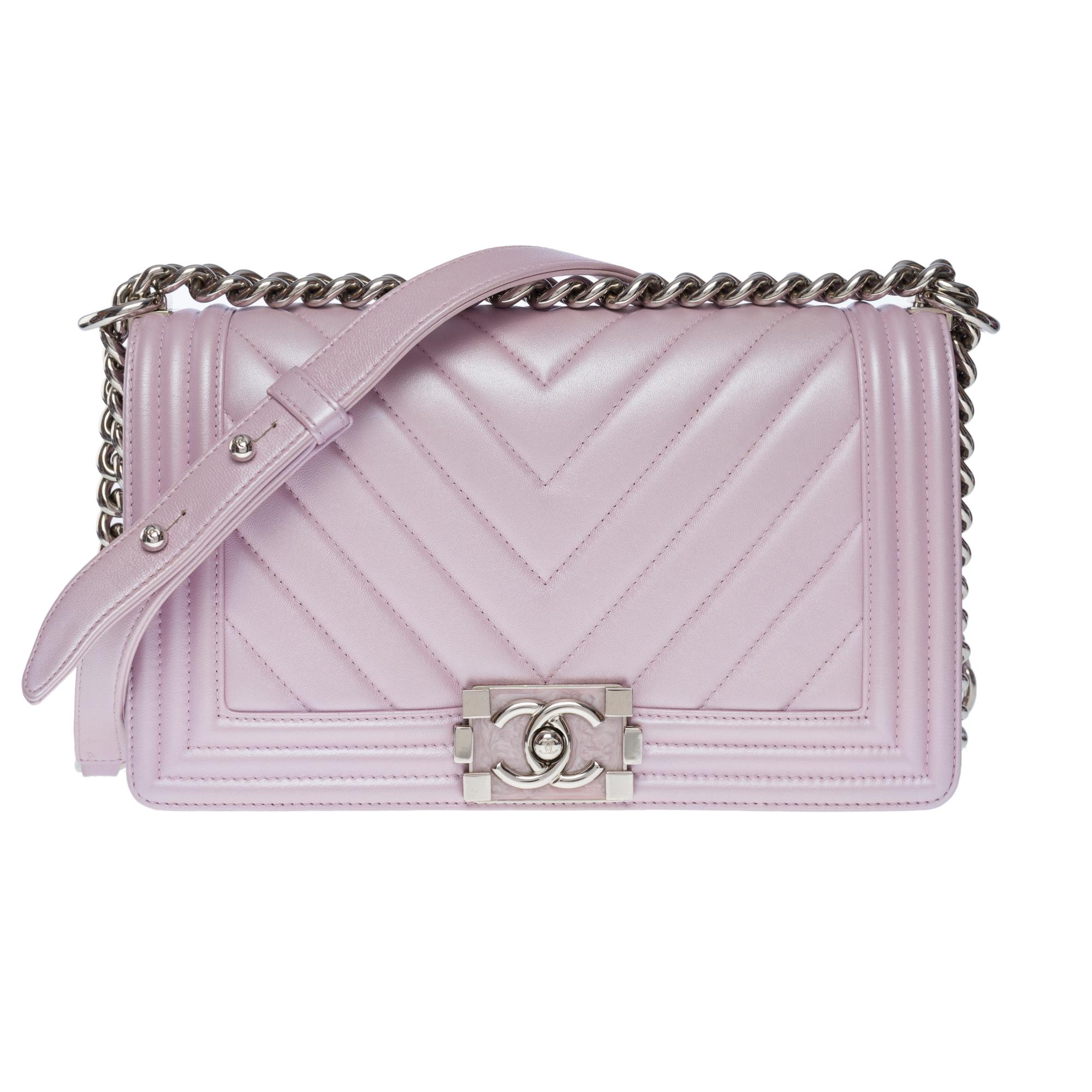 Exquisite & Rare Chanel Boy Old Medium limited edition in lilac quilted herringbone leather (Purple), silver metal hardware, silver metal chain handle and Lilac Leather for shoulder and crossbody carry
Full flap closure, CC silver push button