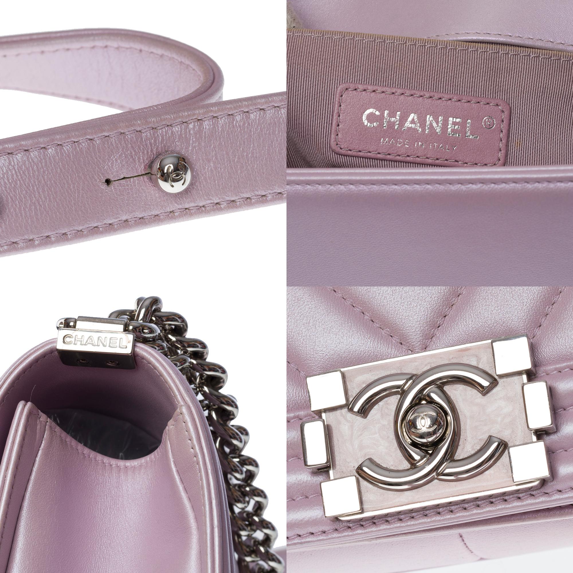 Chanel Boy Old Medium shoulder bag in lilac quilted herringbone leather, SHW In Good Condition For Sale In Paris, IDF