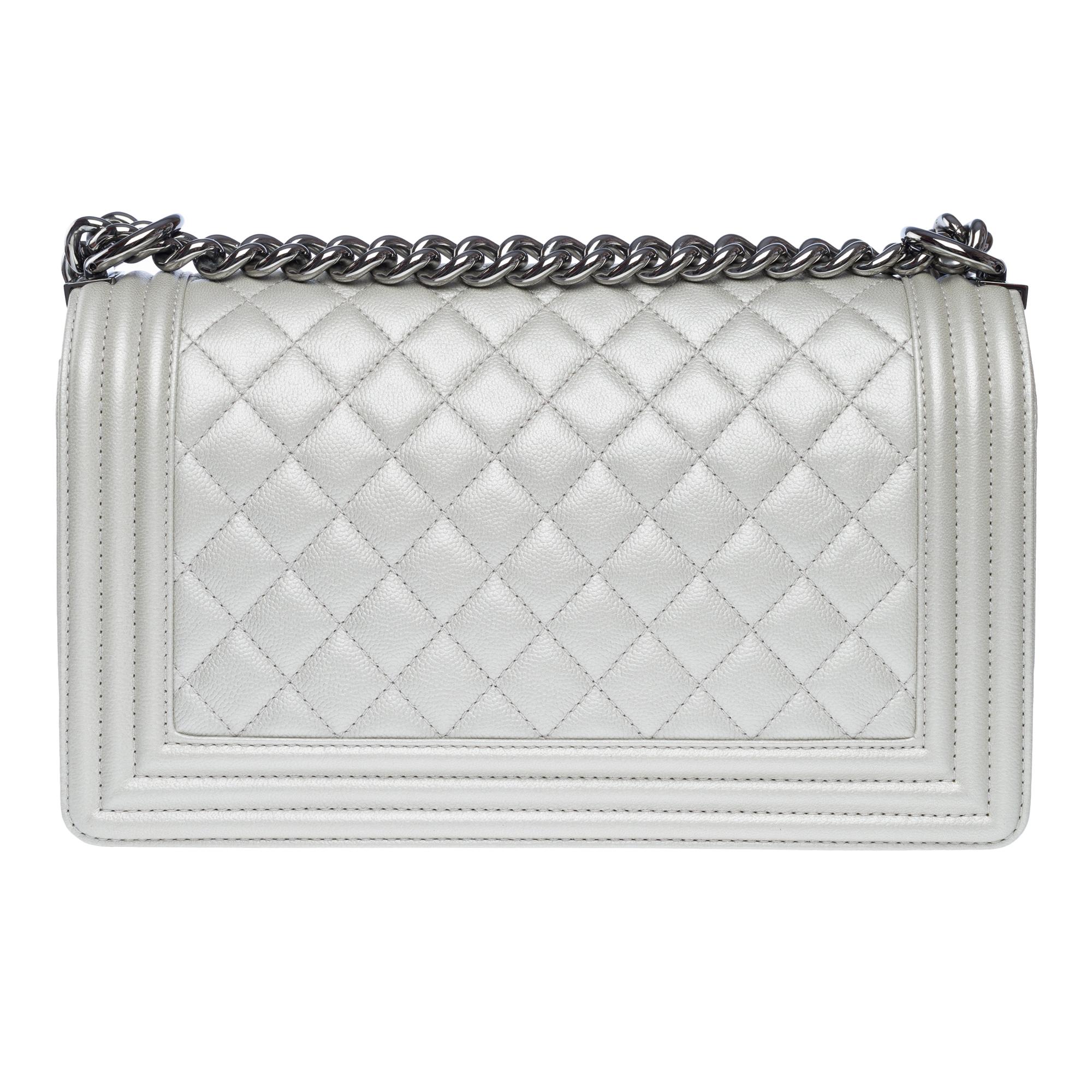Chanel Boy Old medium shoulder bag in Metallic Silver Quilted leather, PHW ! In Good Condition For Sale In Paris, IDF
