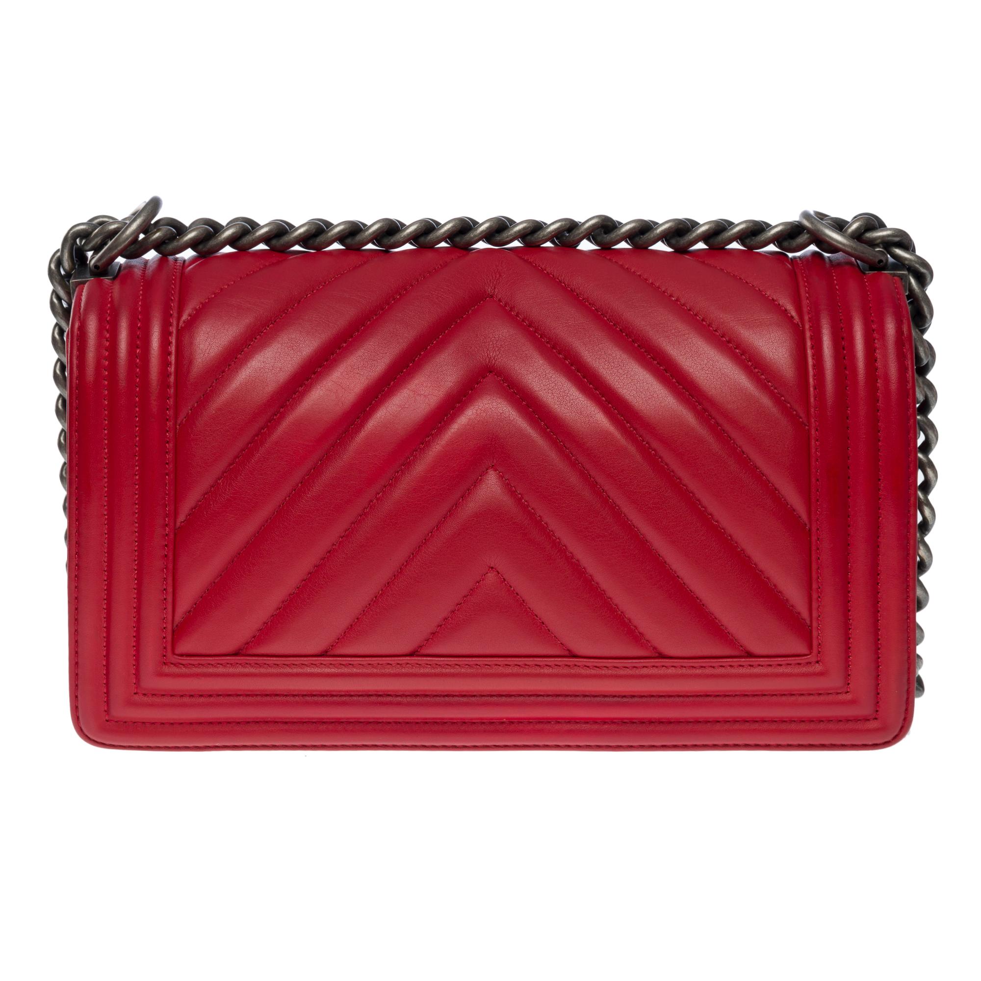 Chanel Boy Old Medium shoulder bag in red quilted herringbone leather, SHW In Good Condition For Sale In Paris, IDF