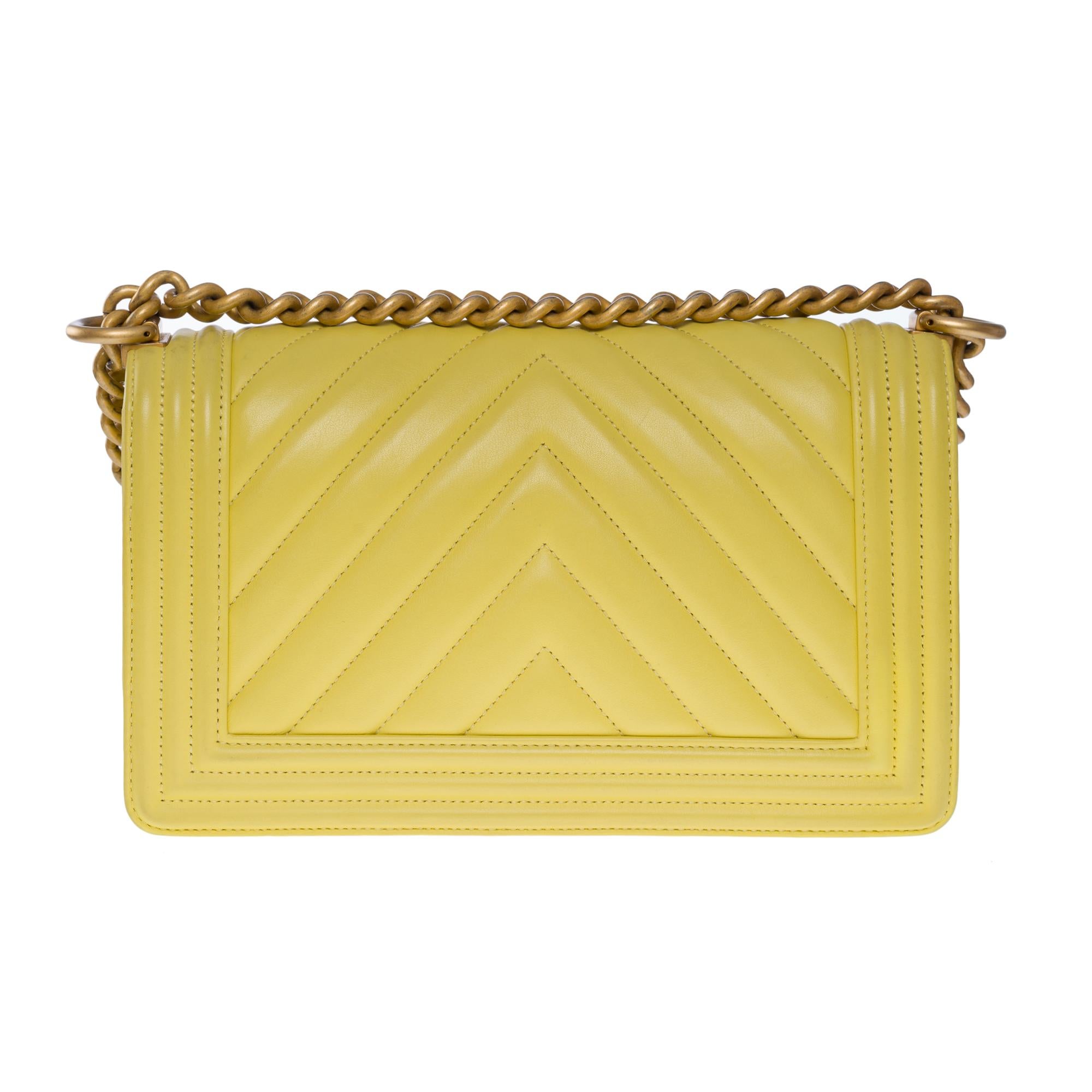 Bolso Chanel Boy Old Medium en piel de espiga acolchada amarilla, MGHW Beige en venta