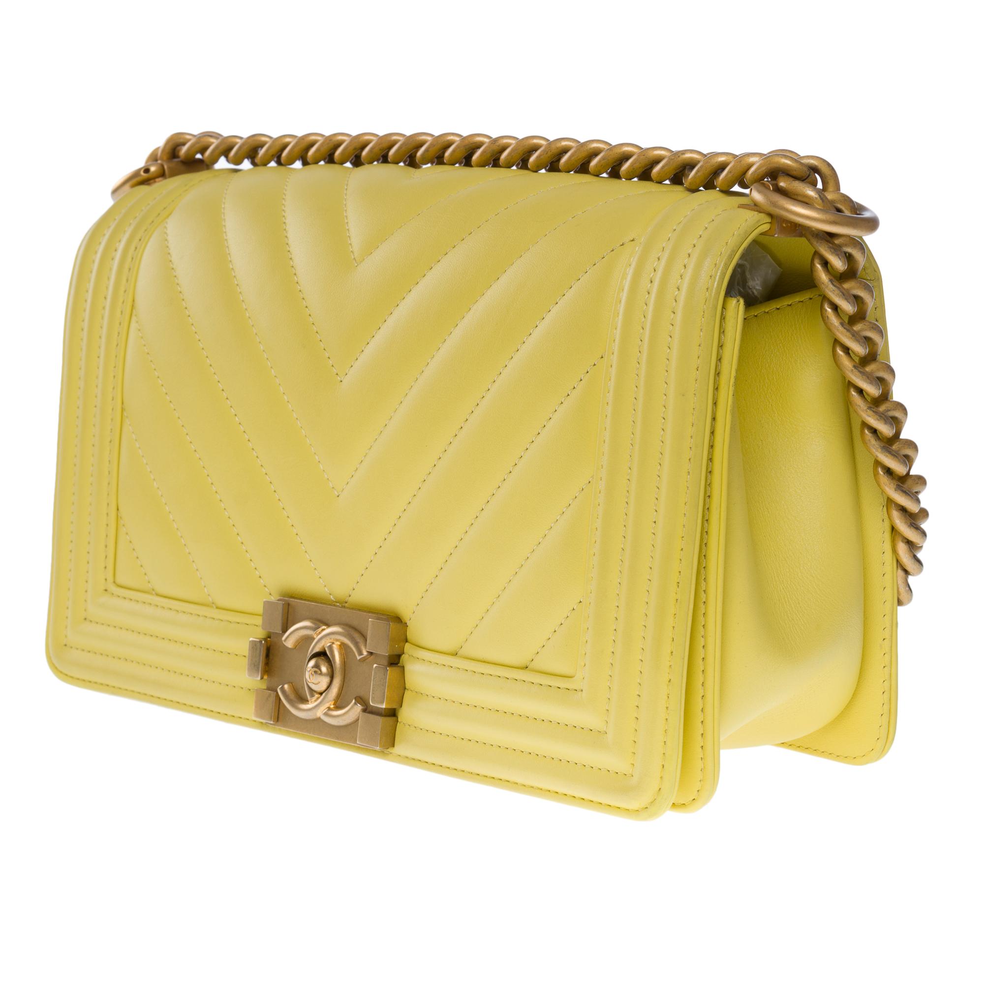 Women's Chanel Boy Old Medium shoulder bag in Yellow quilted herringbone leather, MGHW For Sale