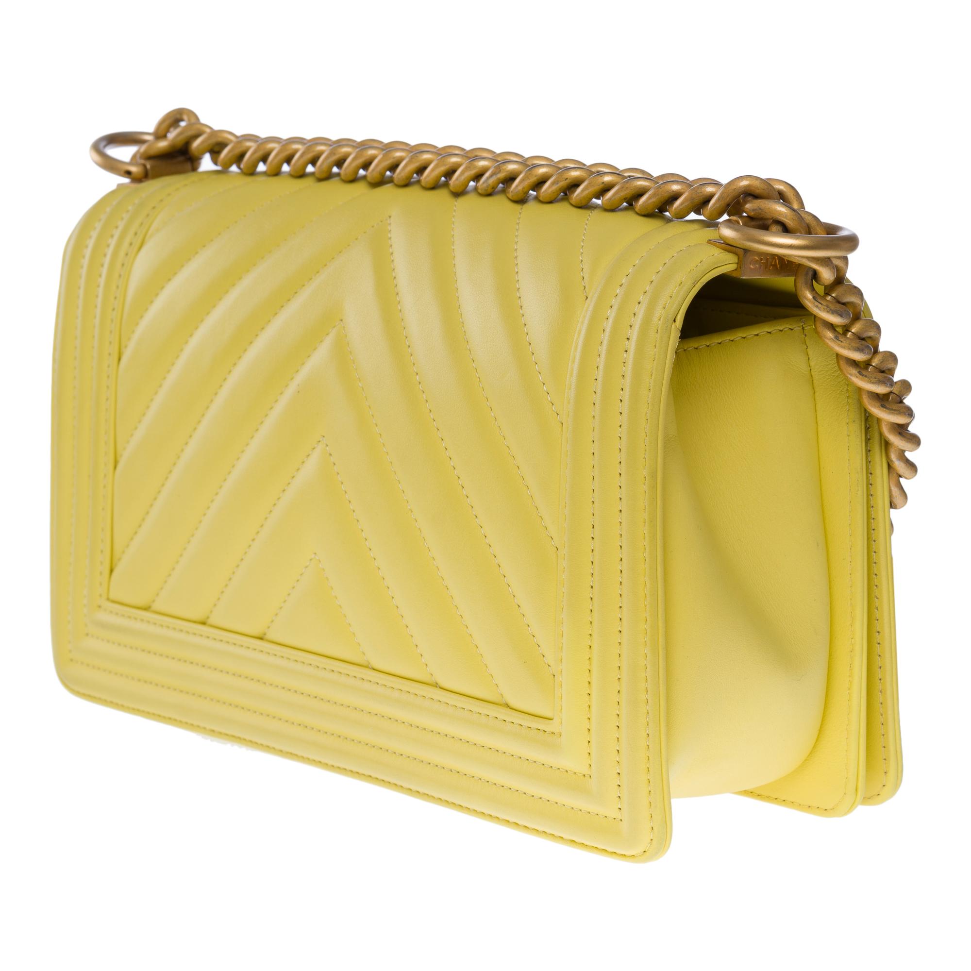Chanel Boy Old Medium shoulder bag in Yellow quilted herringbone leather, MGHW For Sale 1