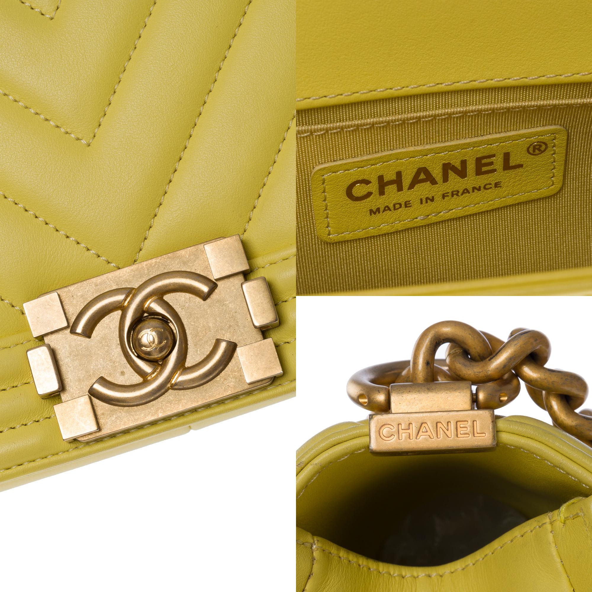 Chanel Boy Old Medium shoulder bag in Yellow quilted herringbone leather, MGHW For Sale 2