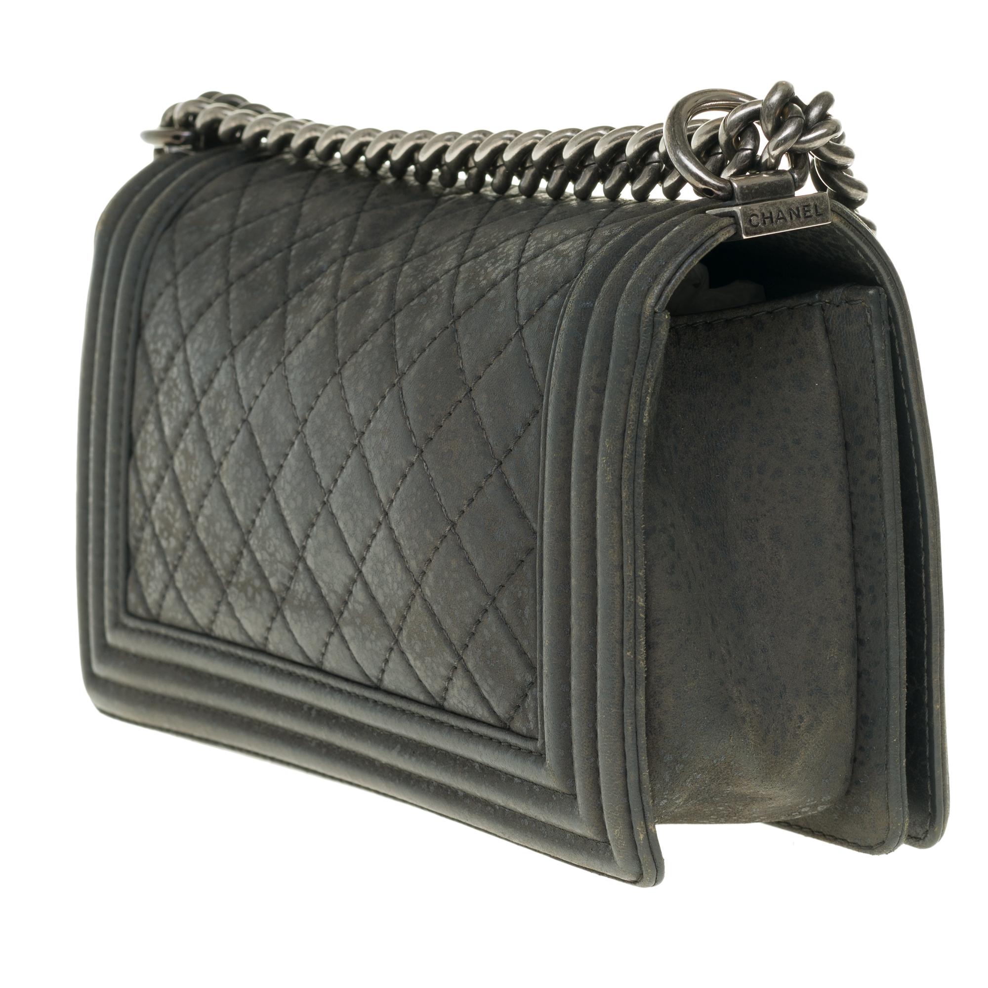 Chanel Boy Old medium(25cm) shoulder bag in grey aged quilted leather, SHW ! In Good Condition In Paris, IDF