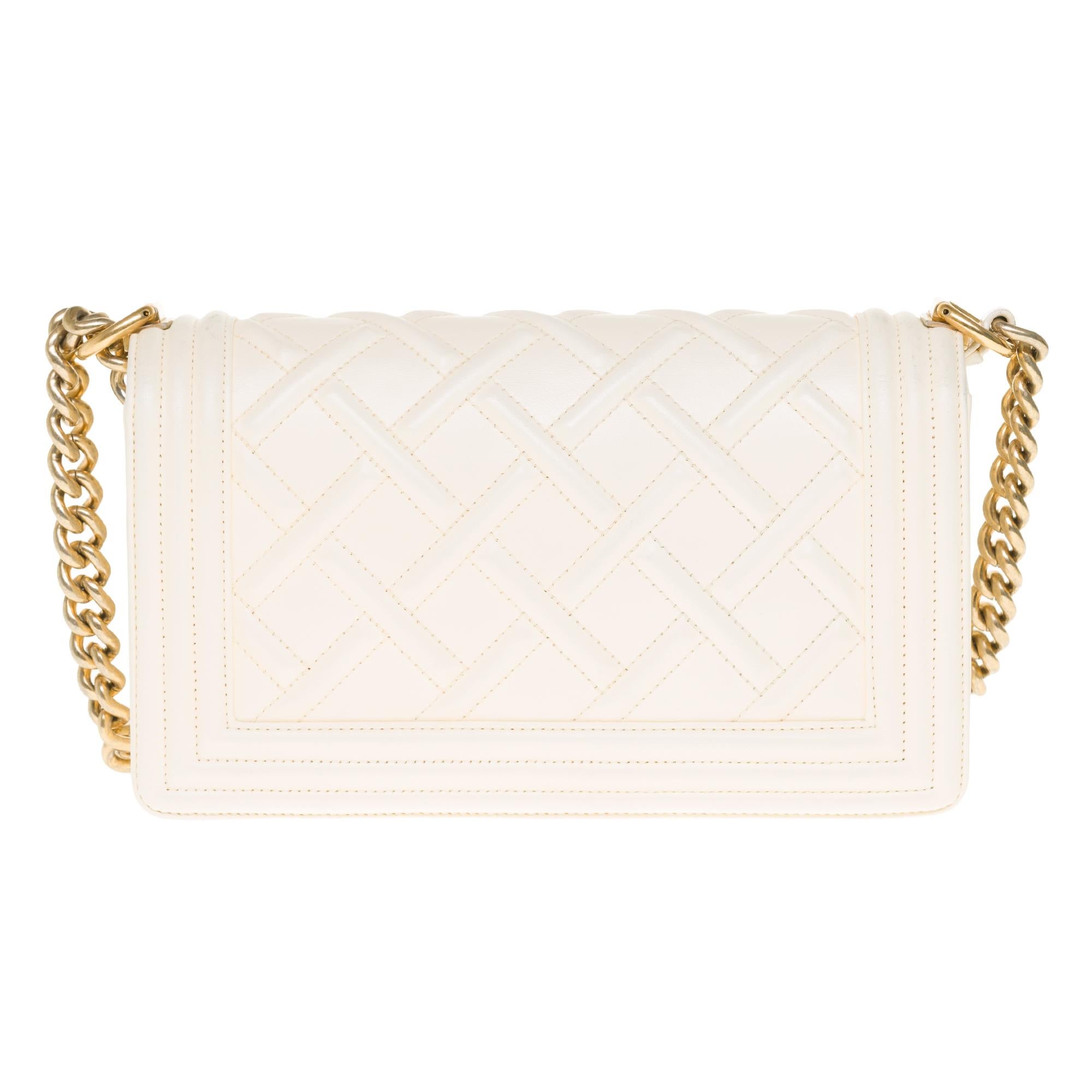 LIMITED EDITION // Celtic Boy from the Collection Paris-Edinburgh

The iconic Chanel Boy old medium shoulder bag from the limited collection Celtic Paris-Edinburgh in ivory embossed leather, gold metal trim, an adjustable chain handle in gold metal