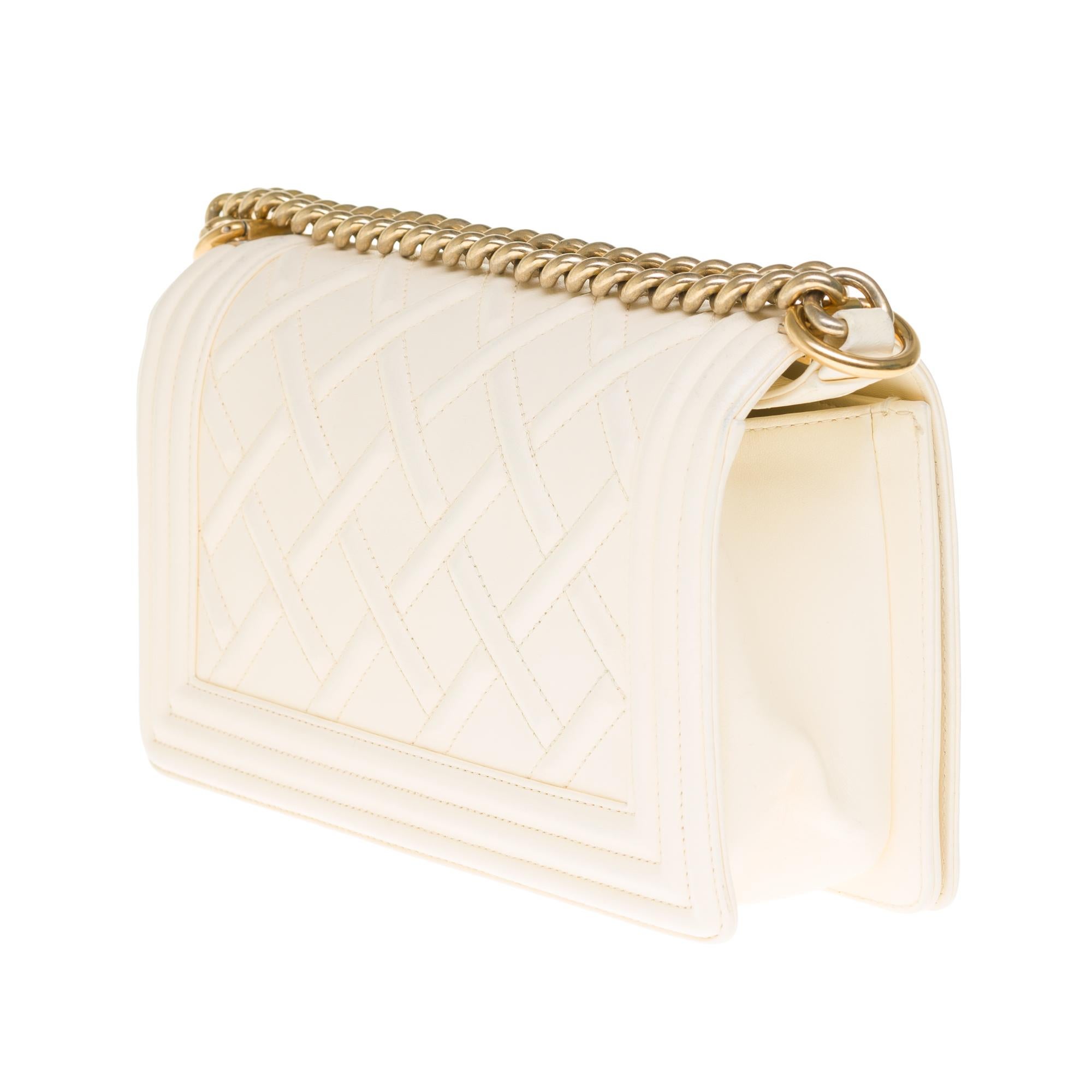 Women's Chanel Boy Paris/Edinburgh handbag in ivory embossed leather, GHW !