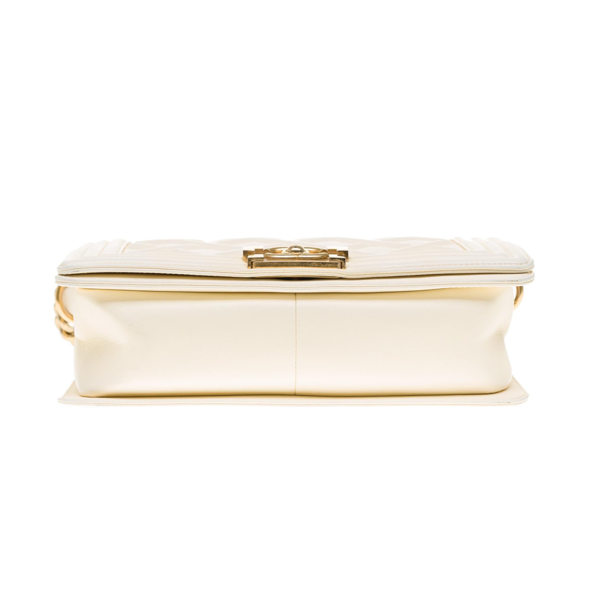 Chanel Boy Paris/Edinburgh handbag in ivory embossed leather, GHW ! 5