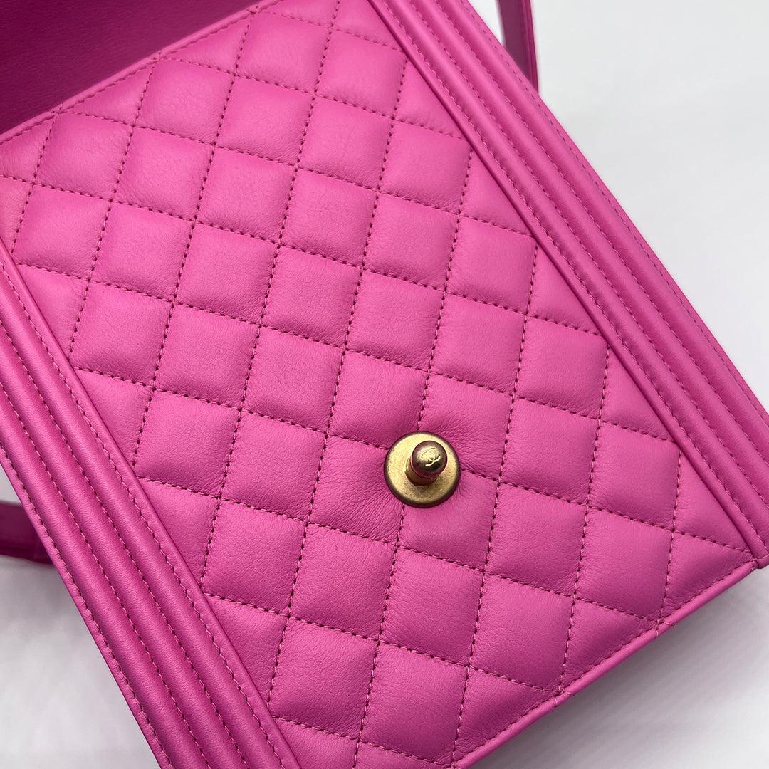Chanel Boy Bolso Rosa Norte Sur Con Herrajes Dorados en venta 7