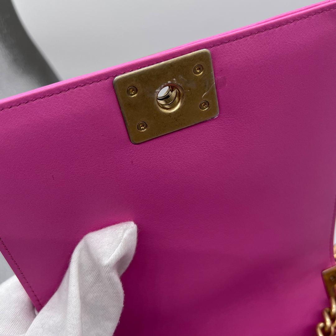 Chanel Boy Bolso Rosa Norte Sur Con Herrajes Dorados en venta 8
