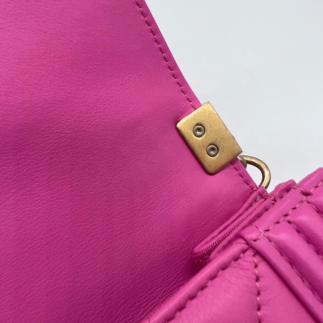 Chanel Boy Bolso Rosa Norte Sur Con Herrajes Dorados en venta 11