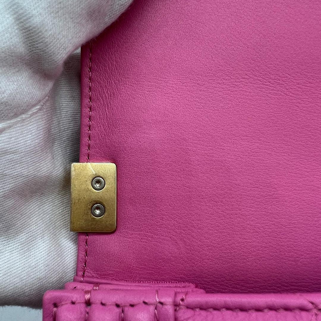 Chanel Boy Bolso Rosa Norte Sur Con Herrajes Dorados en venta 12