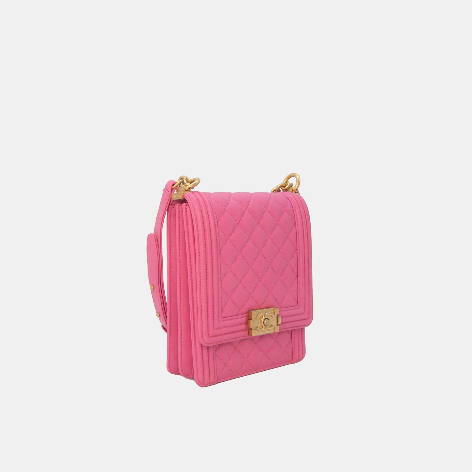 Desde su debut en 2011, el bolso Boy se ha convertido rápidamente en uno de los estilos de bolso más icónicos de Chanel, gracias a su silueta moderna pero deportiva, sus atrevidos herrajes y sus proporciones angulosas. Bautizado con el nombre de Boy