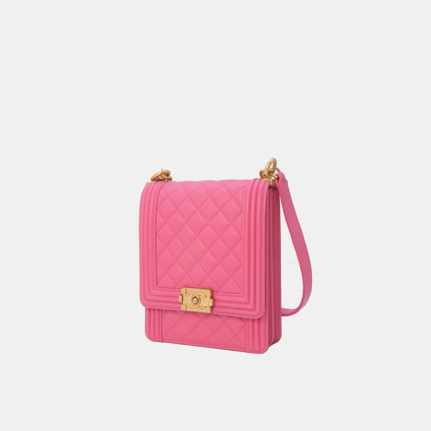 Femenino o masculino Chanel Boy Bolso Rosa Norte Sur Con Herrajes Dorados en venta