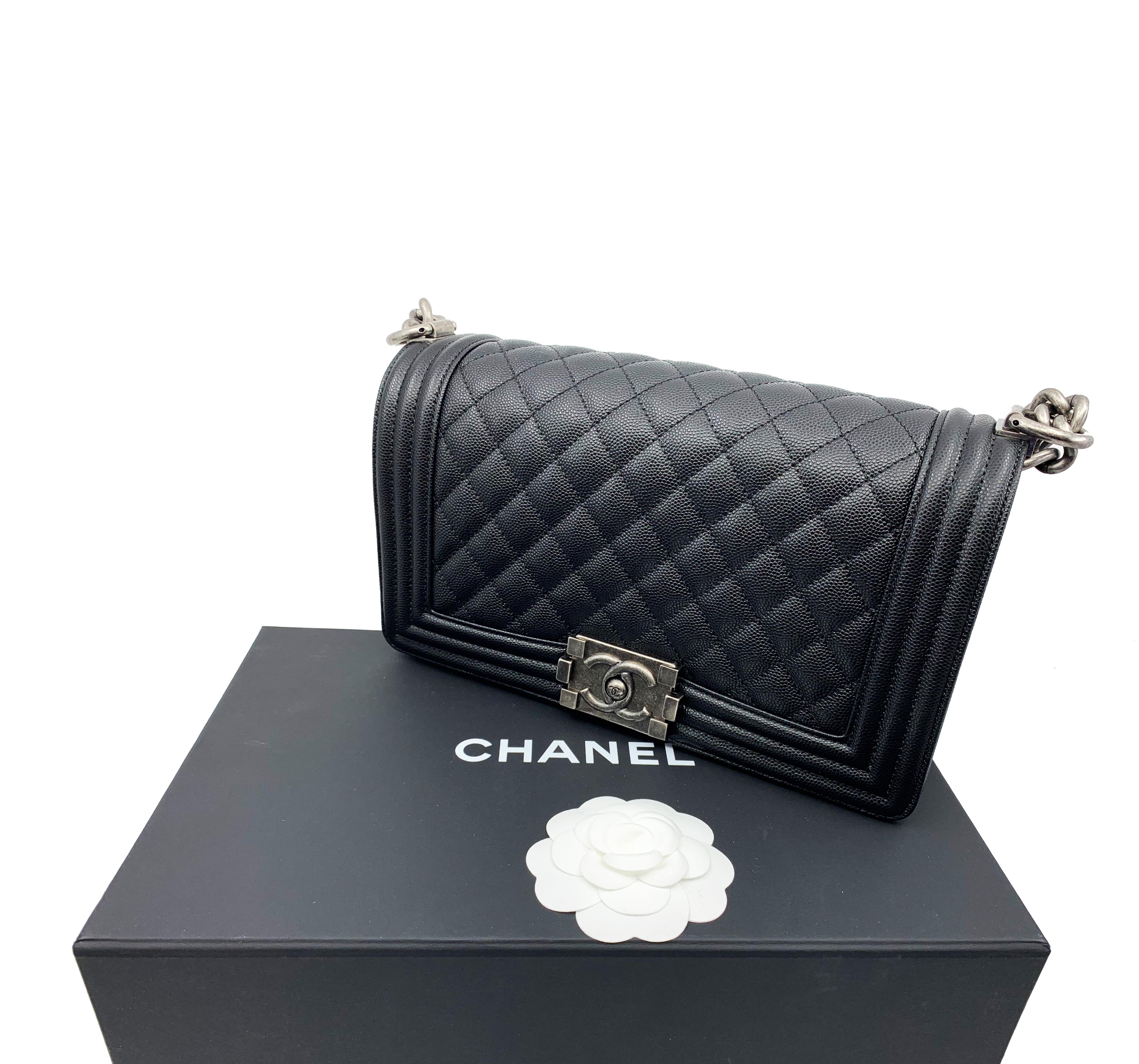 Chanel Boy Ruthenium Finish Medium Black Quilted Leather Bag A67086 Y83338 94305 In New Condition In New York, NY