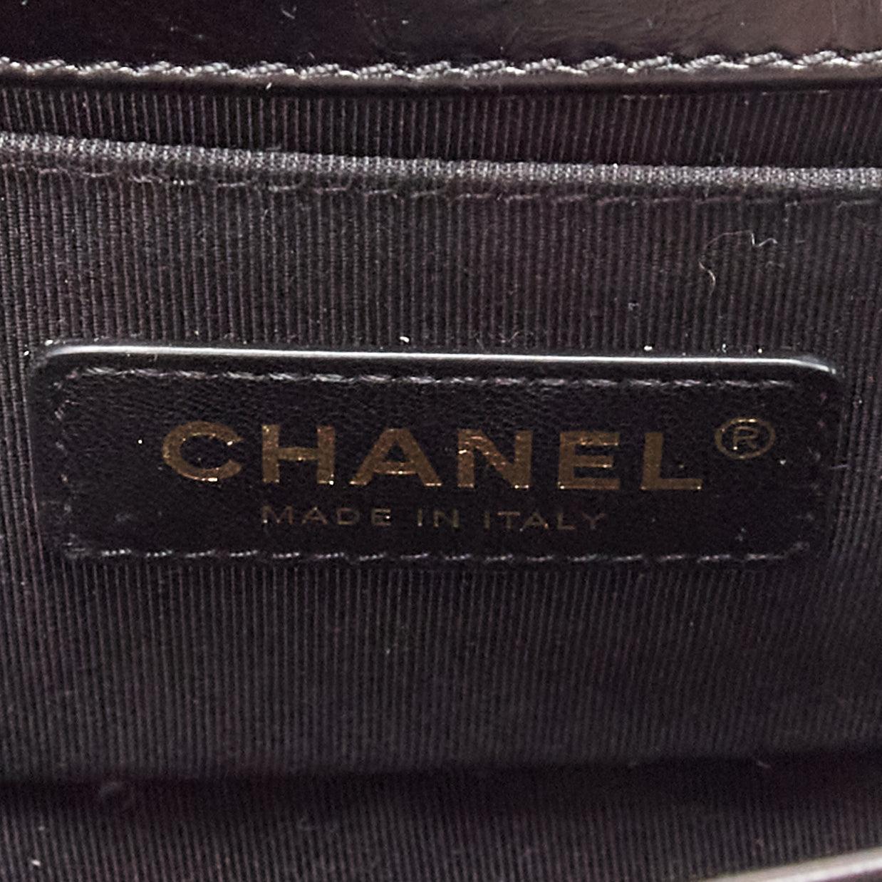 CHANEL Boy Petit sac à rabat en cuir de shearling noir CC doré avec fermeture à poussoir et chaîne en vente 6