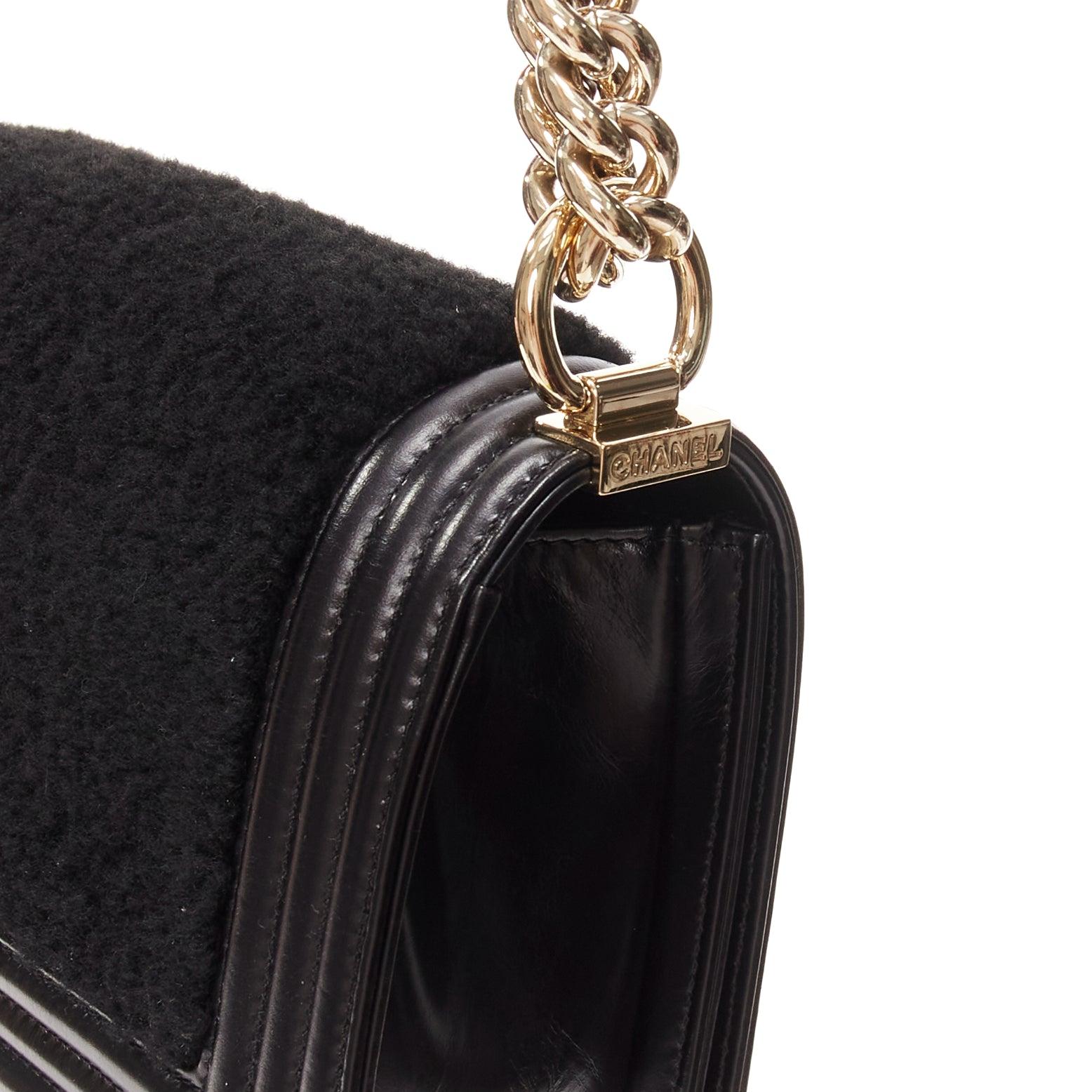 CHANEL Boy Petit sac à rabat en cuir de shearling noir CC doré avec fermeture à poussoir et chaîne en vente 4