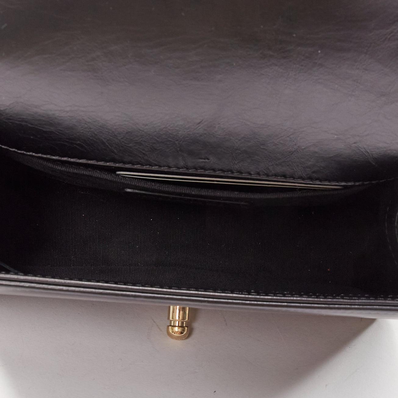 CHANEL Boy Petit sac à rabat en cuir de shearling noir CC doré avec fermeture à poussoir et chaîne en vente 5