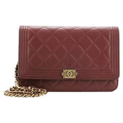Portefeuille Chanel Boy sur chaîne en cuir d
agneau matelassé