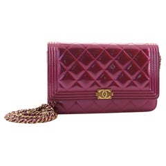 Portefeuille Chanel Boy sur chaîne en cuir verni matelassé