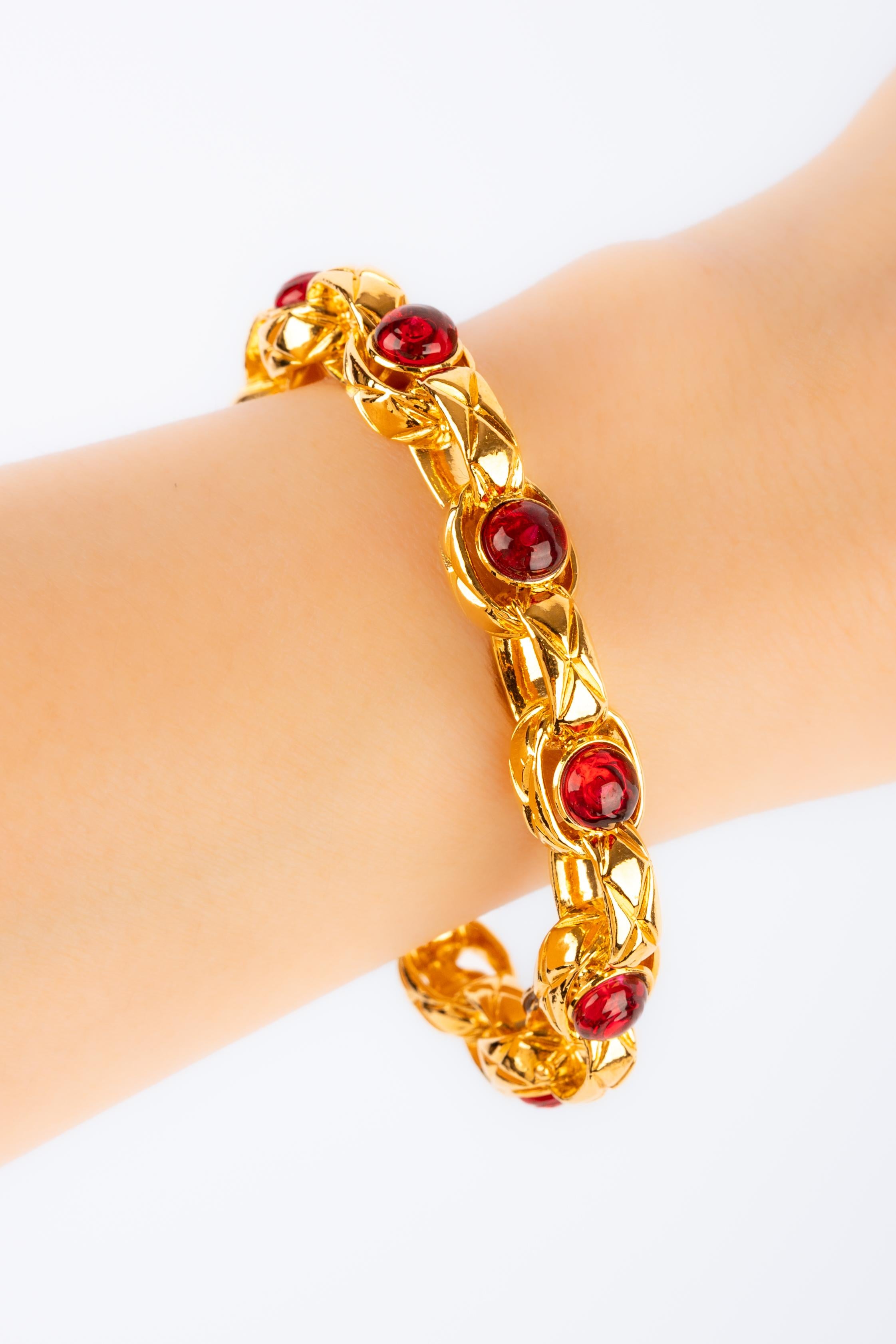 CHANEL - (Fabriqué en France) Bracelet en métal doré avec pâte de verre rouge. A 2cc3 Collectional.

Condit :
Très bon état.

Dimensions :
Circonférence : 14 cm - Ouverture : 2,5 cm

SKU:BRAB94
