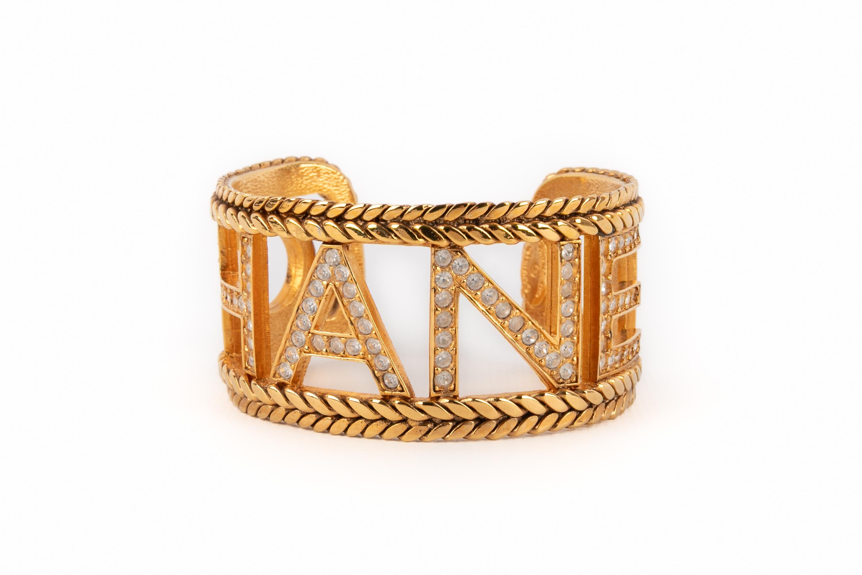CHANEL - (Made in France) Pulsera calada de metal dorado con brillantes blancos.

Estado:
Muy buen estado

Dimensiones:
Longitud: 14,5 cm - Abertura: 2,5 cm

SKU:BRAB41