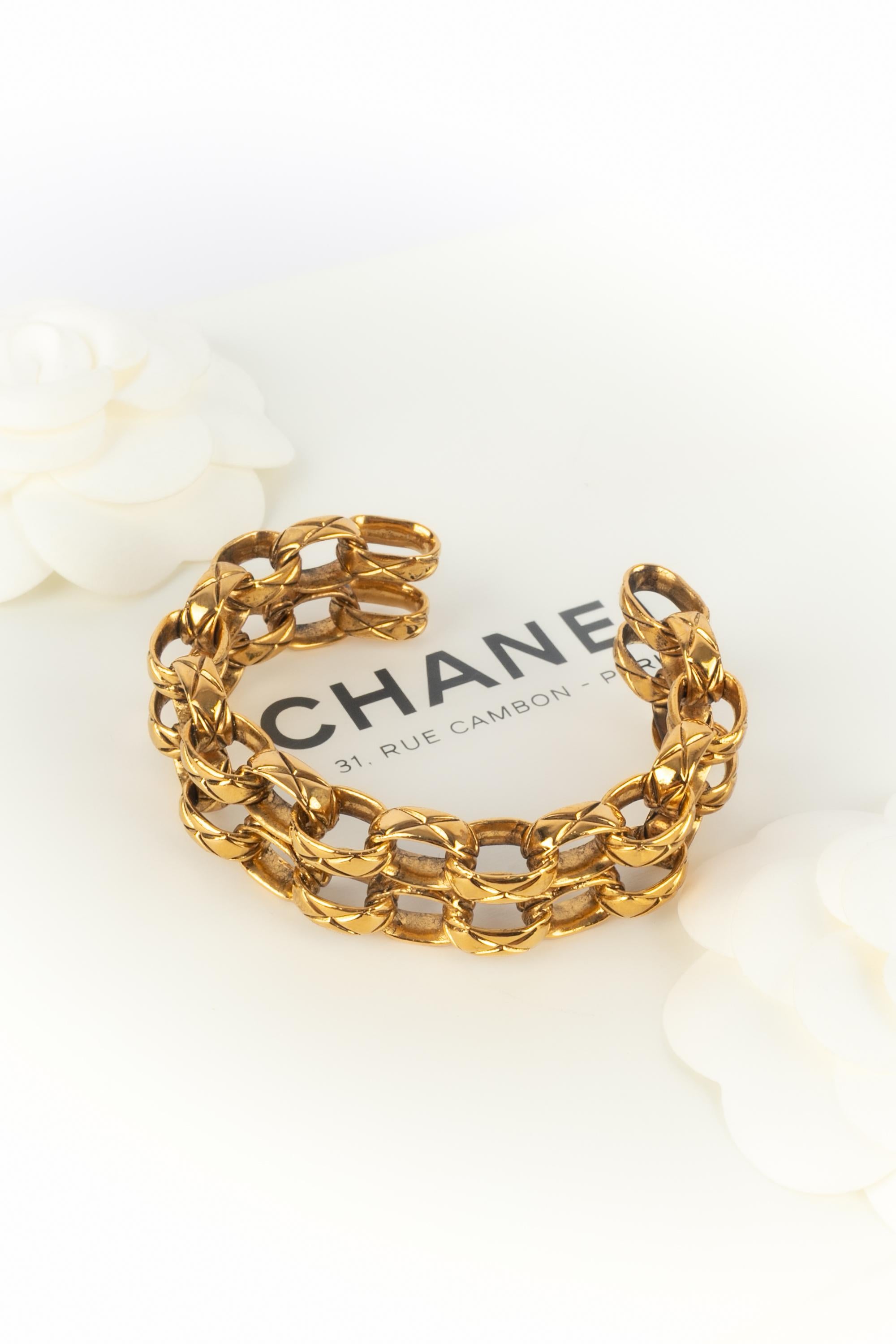 CHANEL - (Made in France) Bracciale rigido composto da diverse catene trapuntate. Una collezione 2cc3 della fine degli anni '80, sotto la direzione artistica di Karl Lagerfeld.

Condizioni:
Ottime condizioni

Dimensioni:
Circonferenza: 14 cm -