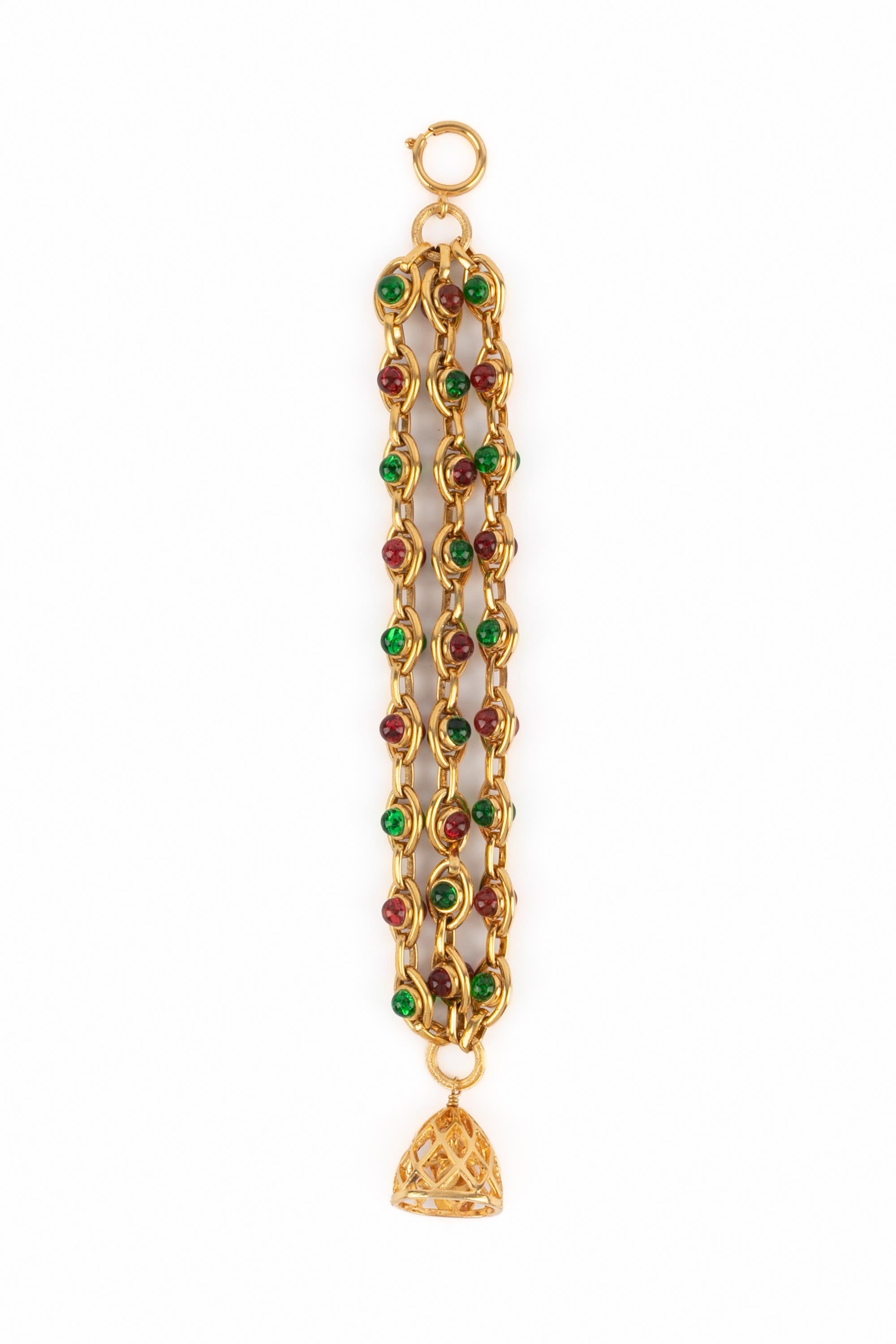 CHANEL - (Made in France) Golden metal bracelet with pinky-red and green resin cabochons. Jewelry from the early 1990s under the artistic direction of Karl Lagerfed.

Condition:
Very good condition

Dimensions:
Length: 21 cm

SKU:BRAB20