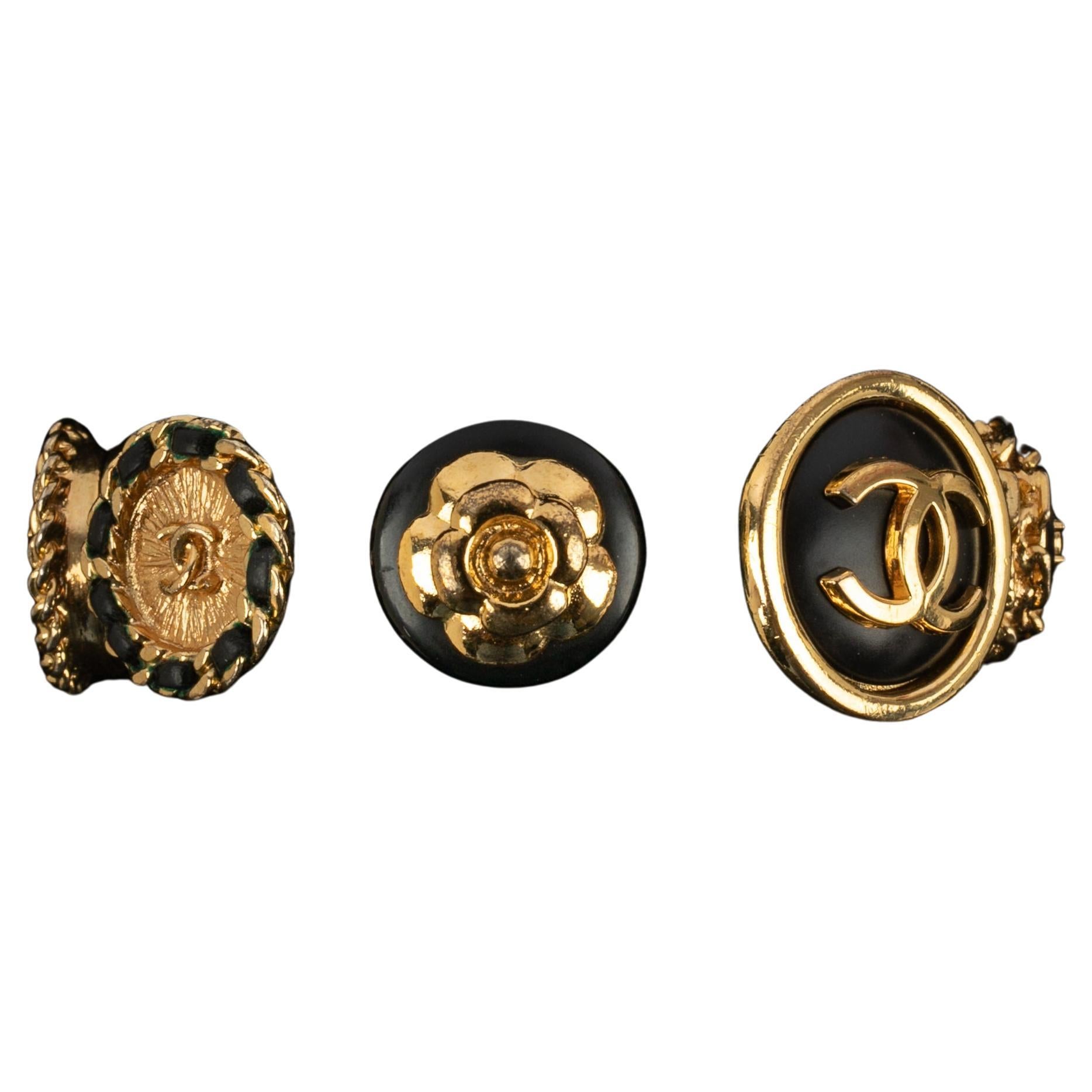 CHANEL - (Made in France) Golden metal and black leather bracelet. A 2cc7 Collection, under the artistic direction of Karl Lagerfeld.

Condition:
Very good condition

Dimensions:
Length: 13 cm

SKU:BRAB13


