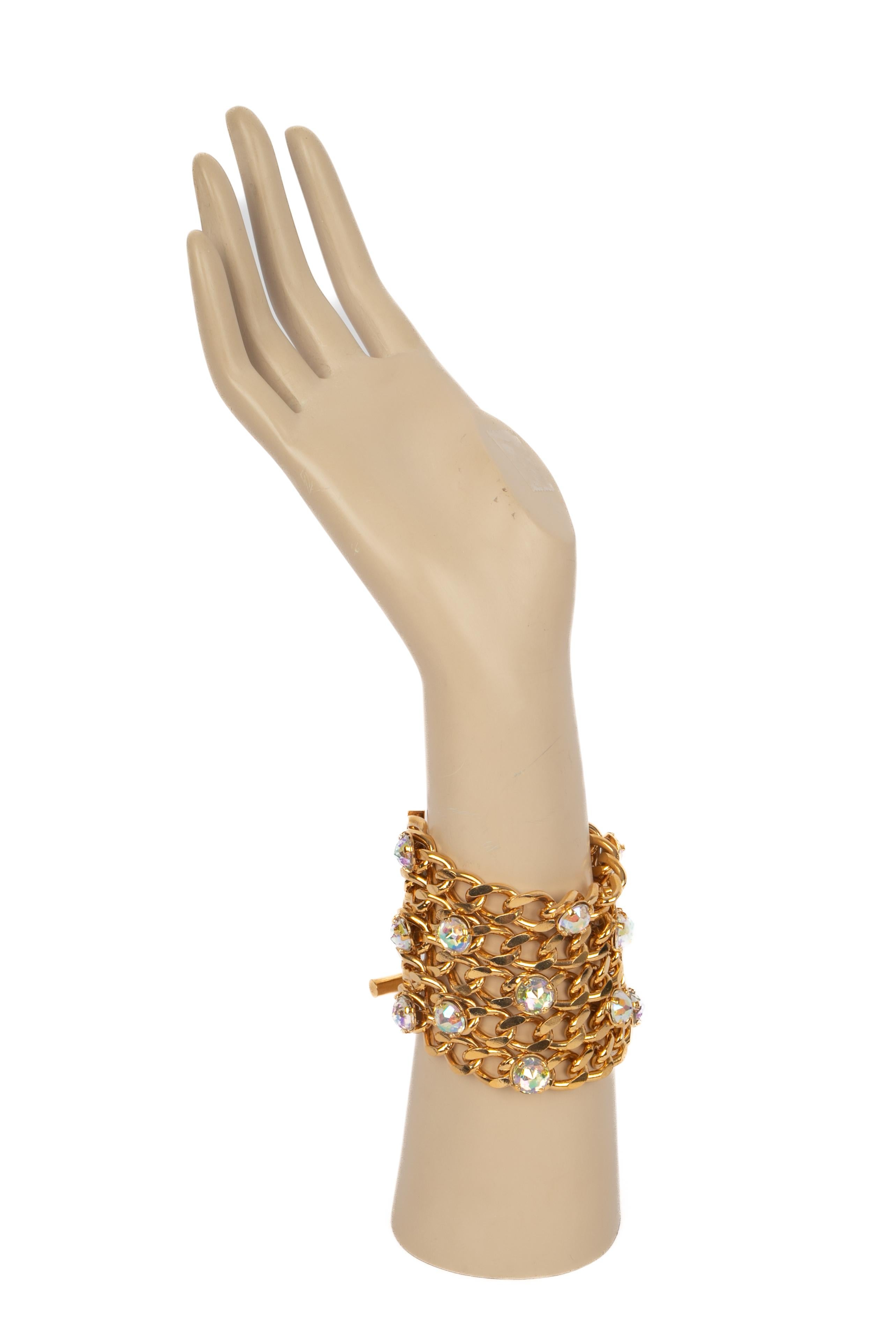 CHANEL - (Made in France) Pulsera de cadena de varias filas de metal dorado decorada con brillantes. Una colección hacia 1990.

Estado:
Muy buen estado

Dimensiones:
Longitud: 21 cm-22 cm

SKU:BRAB52


