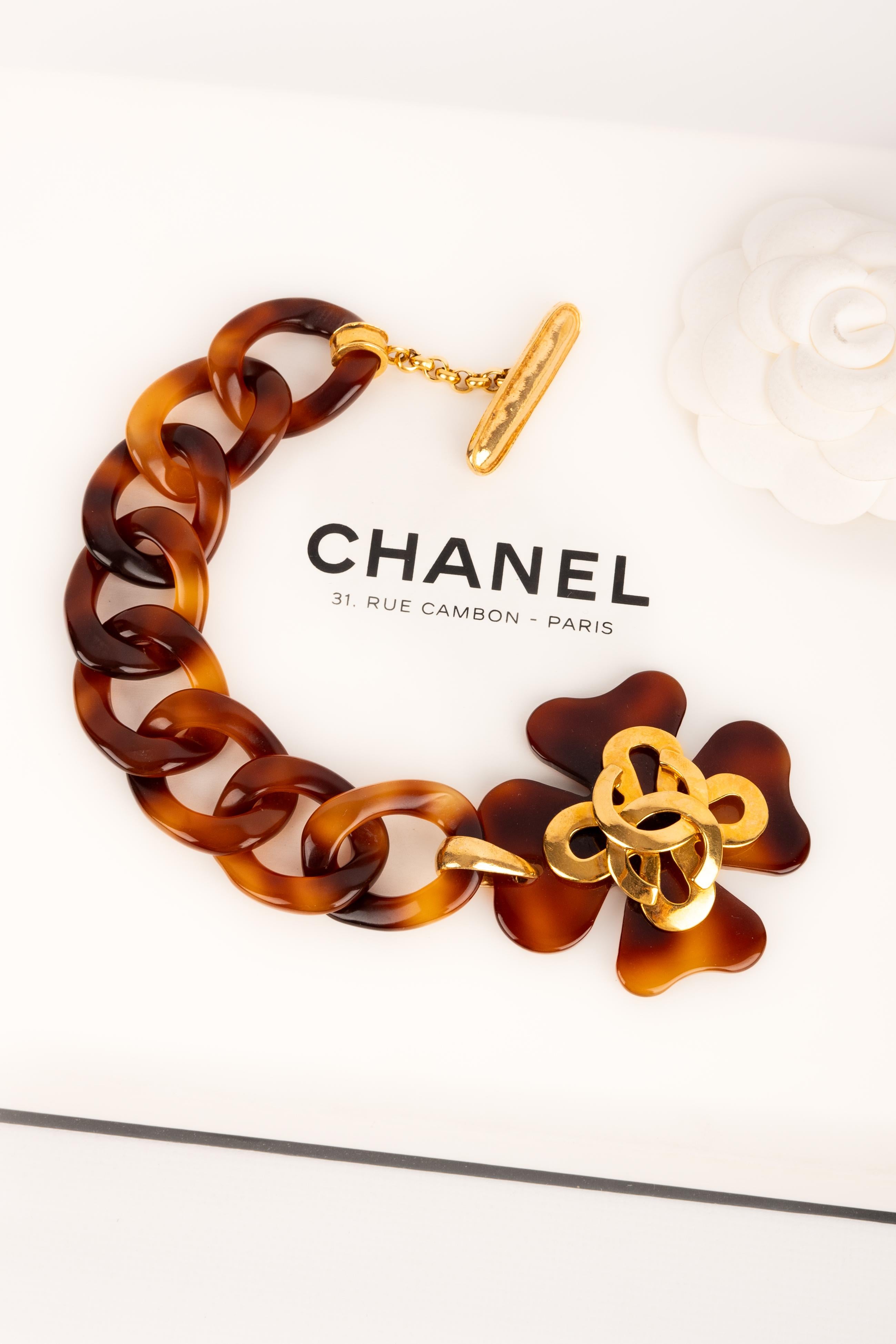 CHANEL - (Made in France) Golden metal and bakelite bracelet with a tortoiseshell pattern. 1995 Spring-Summer Collection under the direction of Karl Lagerfeld.

Condition:
Very good condition

Dimensions:
Length: 20 cm

SKU:BRAB69