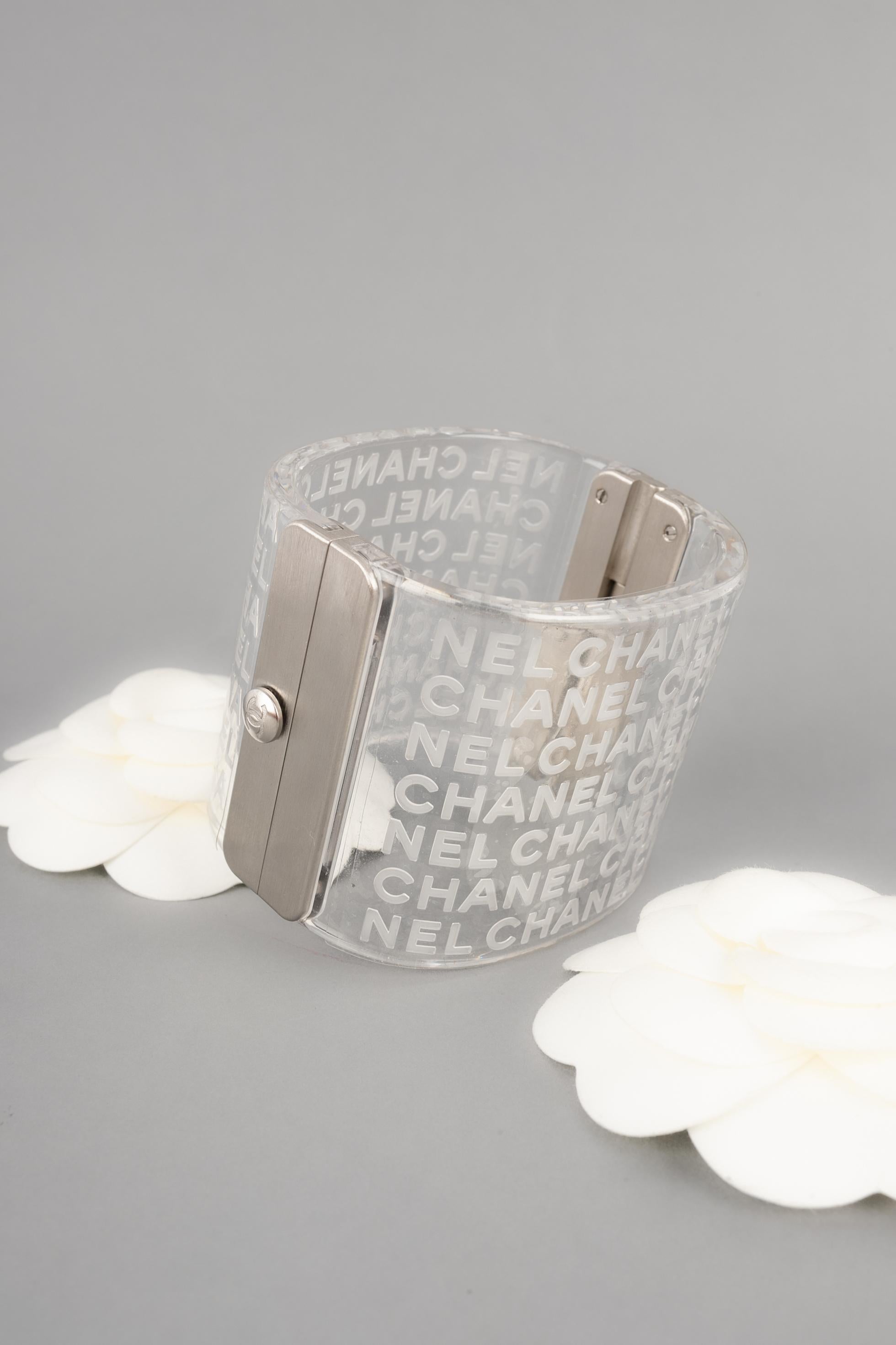 CHANEL - (Made in France) Silvery metal cuff bracelet with transparent bakelite. 2018 Collection.

Condition:
Very good condition

Dimensions:
Circumference: 17 cm - Opening: 9 cm

BRAB64