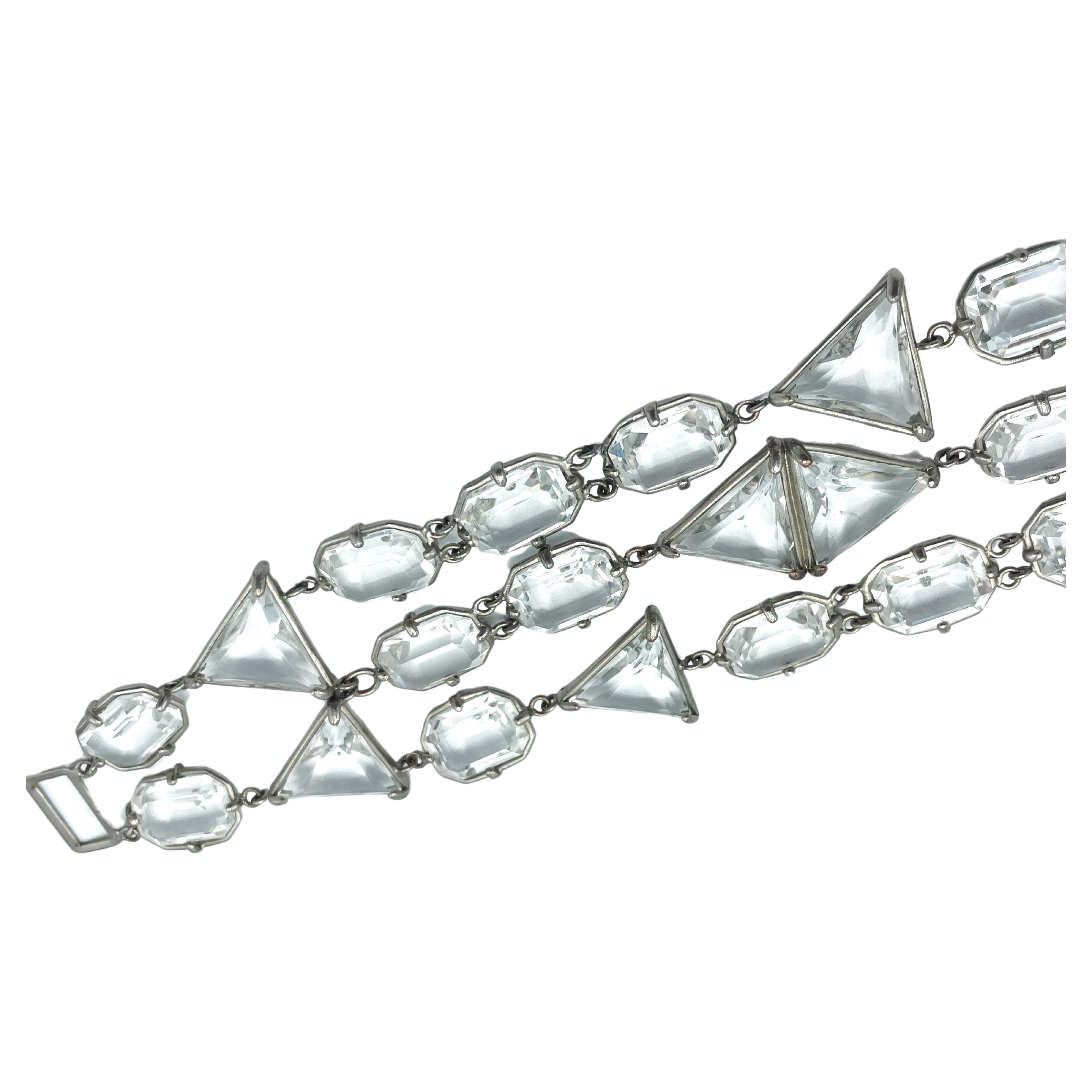CHANEL BRACELET, 3 Reihen facettierter Kristalle, Logoverschluss, signiert. 1998 P  (Gemischter Schliff) im Angebot