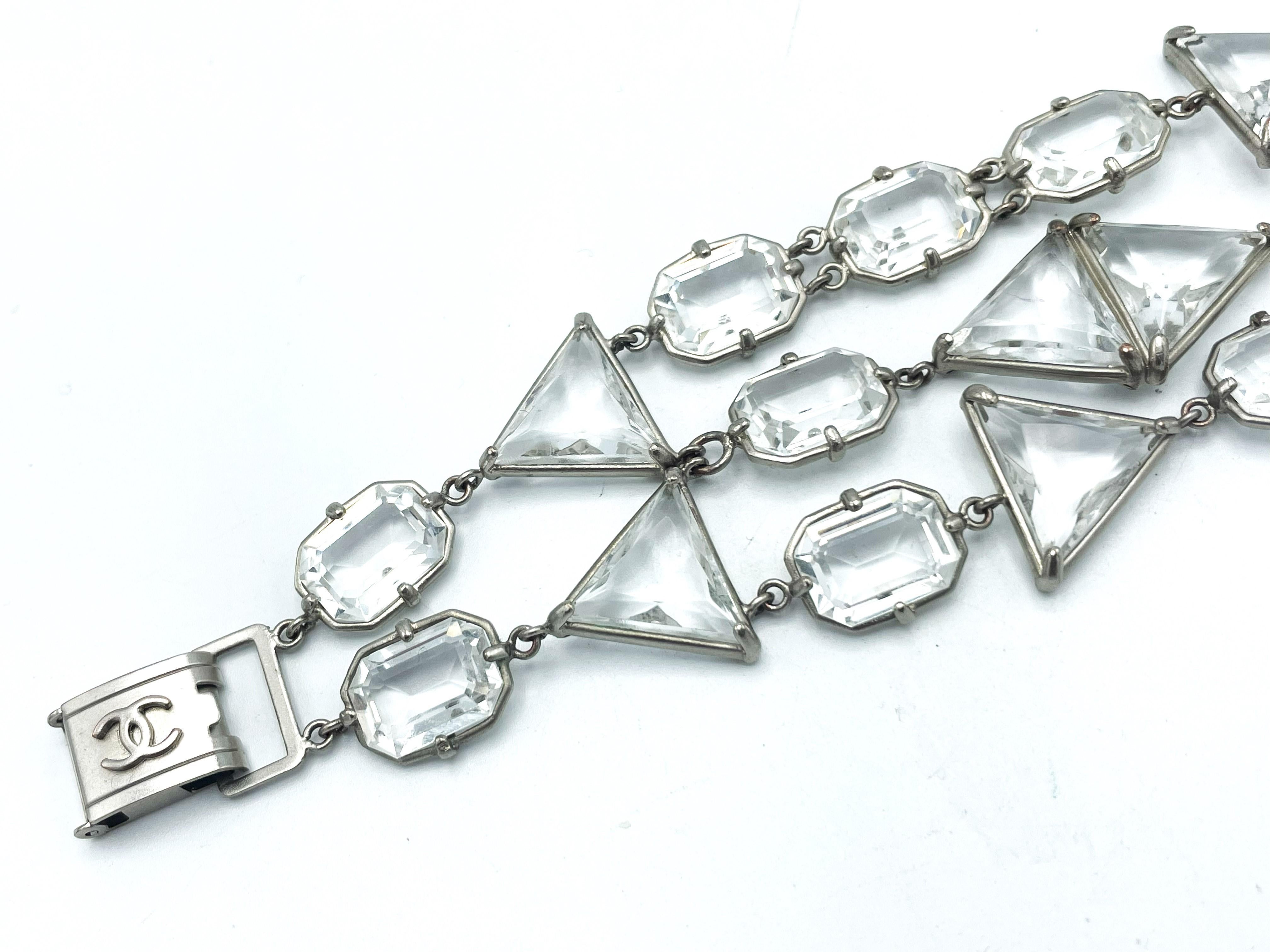 CHANEL BRACELET, 3 rangées de cristaux facettés, fermeture avec logo, signé, 1998 P  en vente 1