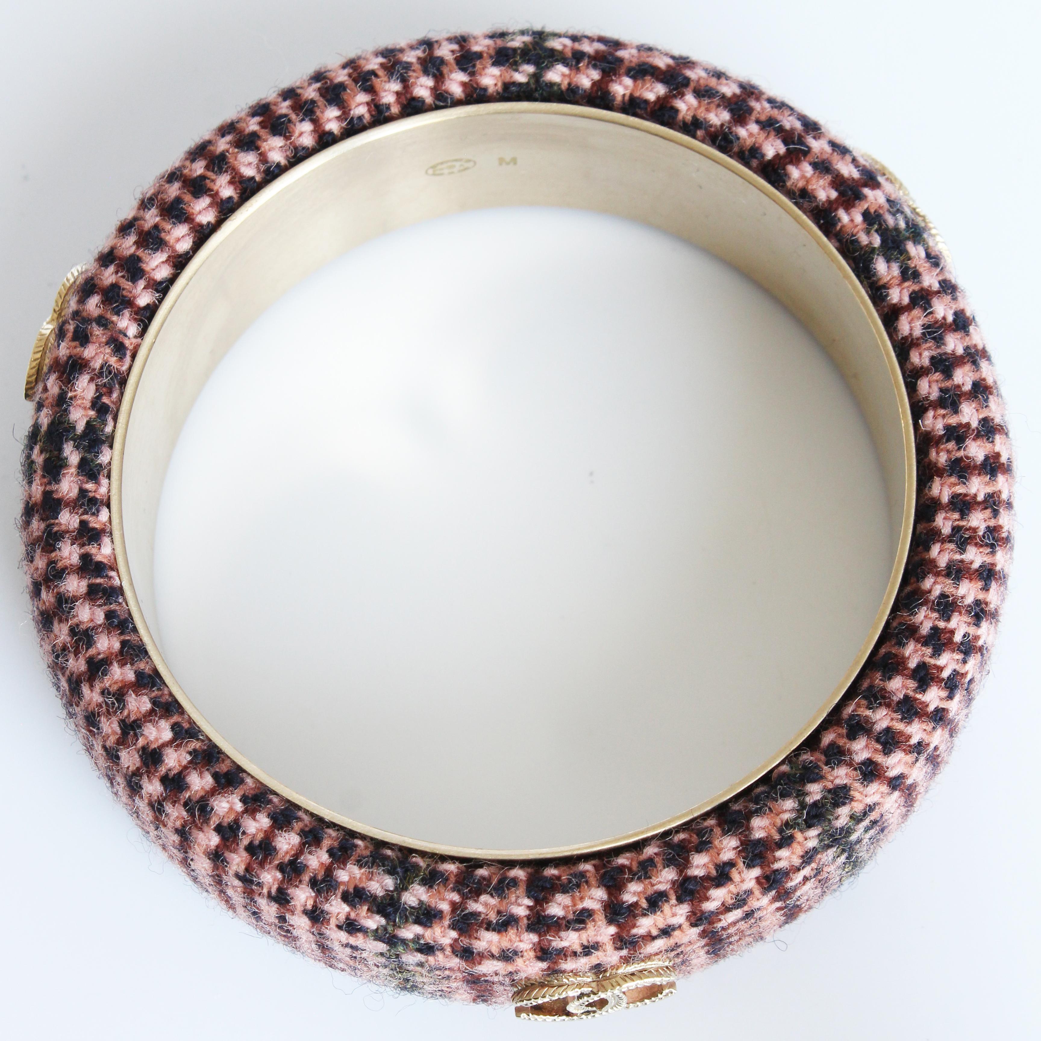 Chanel Bracciale Bangle 13A Rosa Multicolore in maglia di tweed con logo CC in oro in scatola in vendita 7