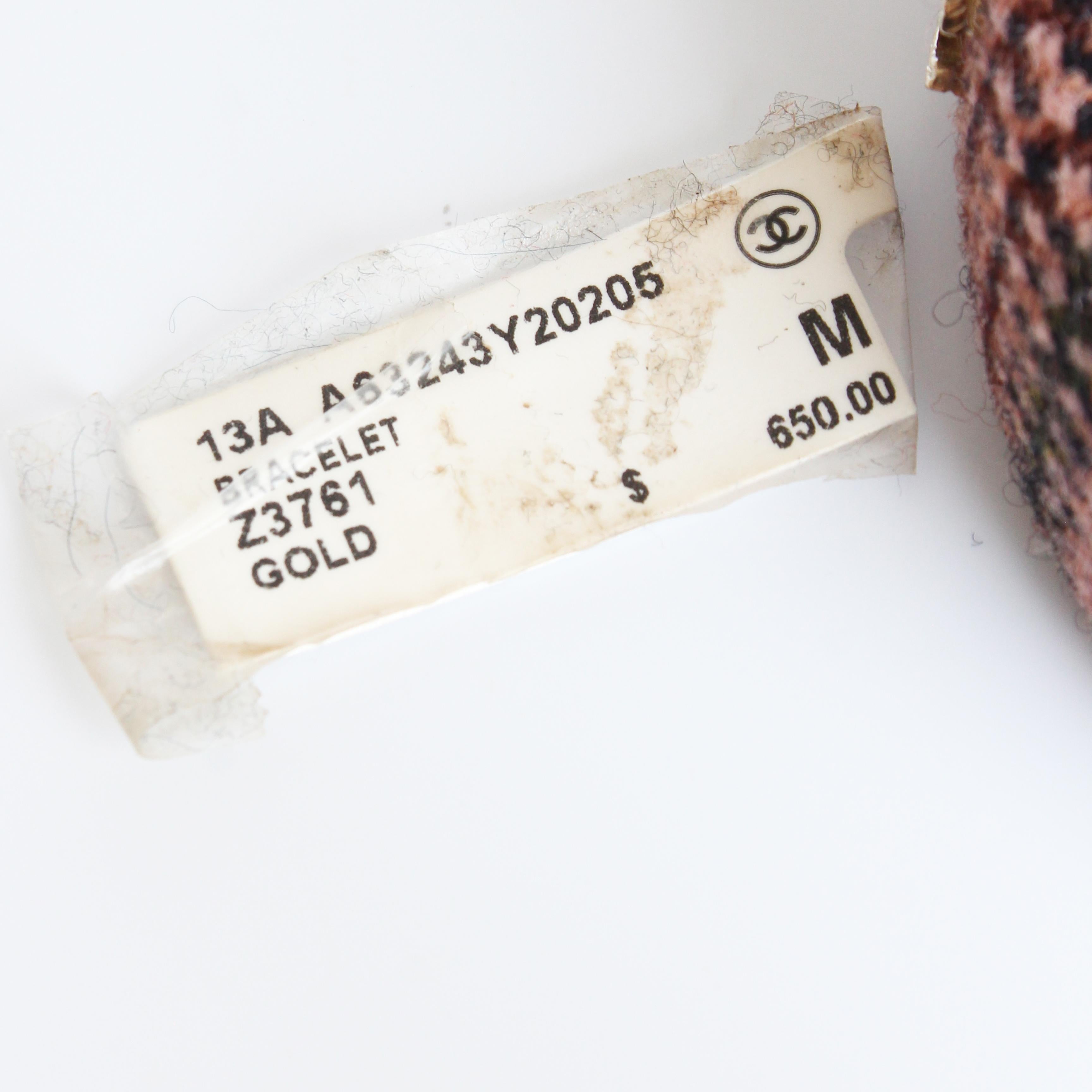Chanel Bracciale Bangle 13A Rosa Multicolore in maglia di tweed con logo CC in oro in scatola in vendita 9