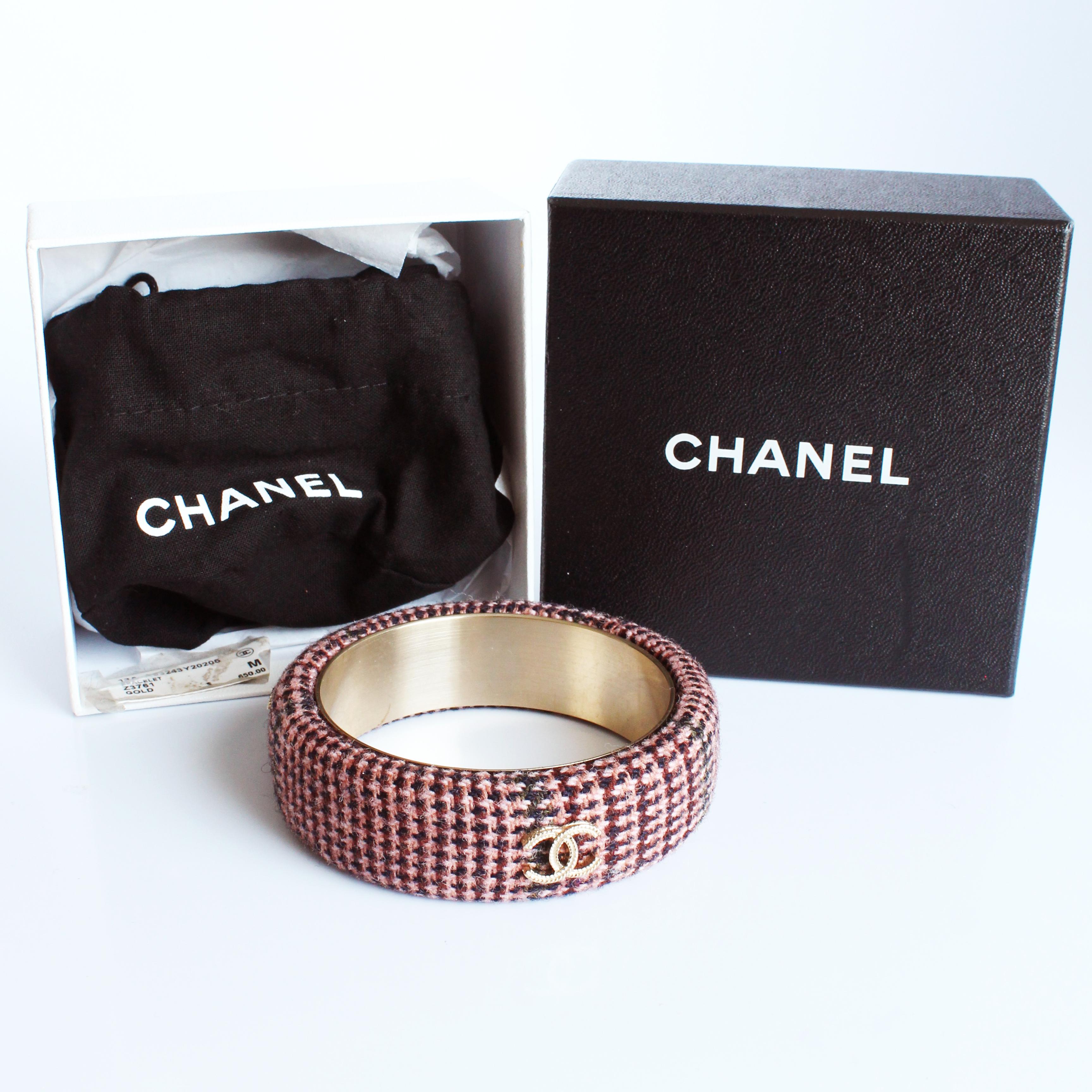 Contemporaneo Chanel Bracciale Bangle 13A Rosa Multicolore in maglia di tweed con logo CC in oro in scatola in vendita
