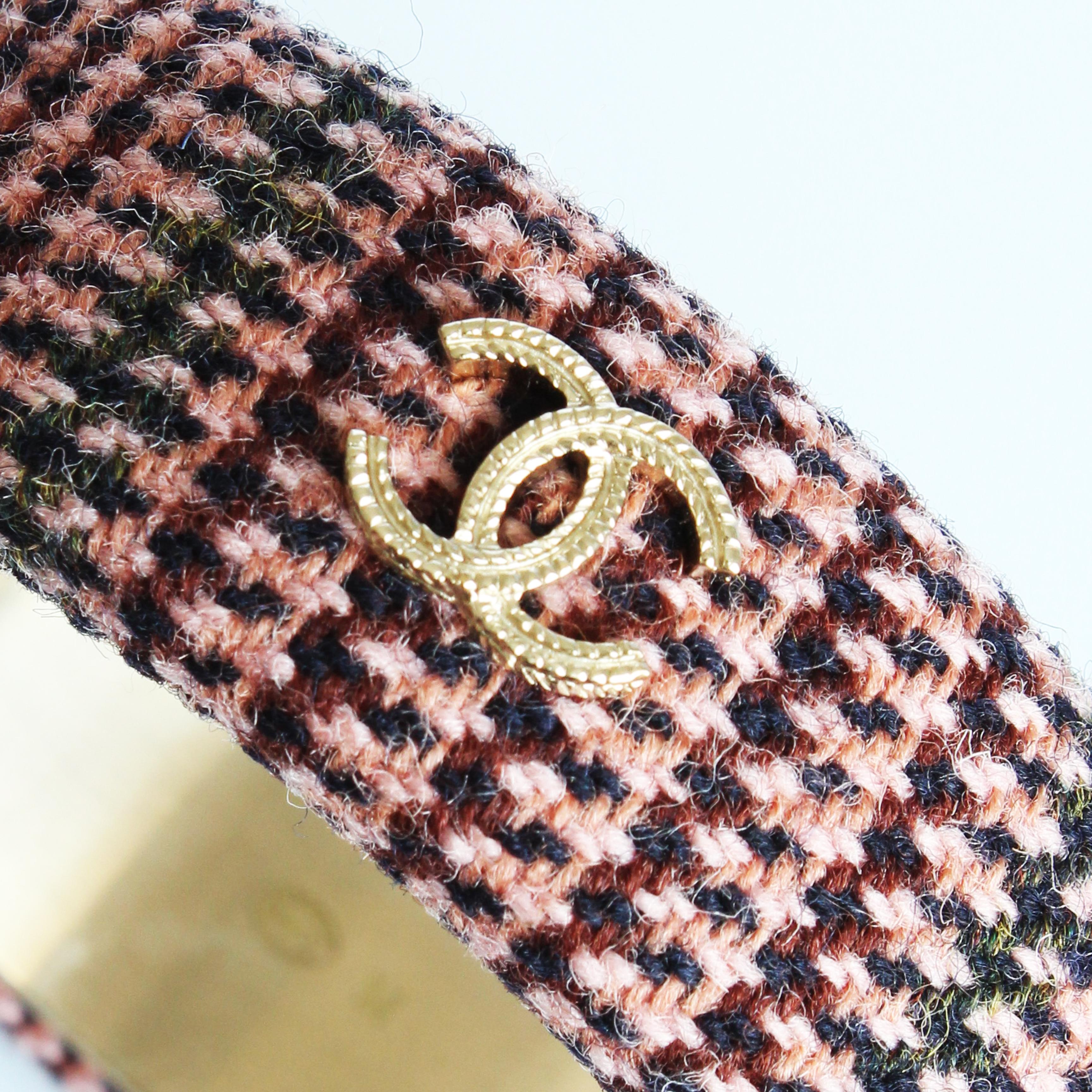 Chanel Bracciale Bangle 13A Rosa Multicolore in maglia di tweed con logo CC in oro in scatola In condizioni buone in vendita a Port Saint Lucie, FL