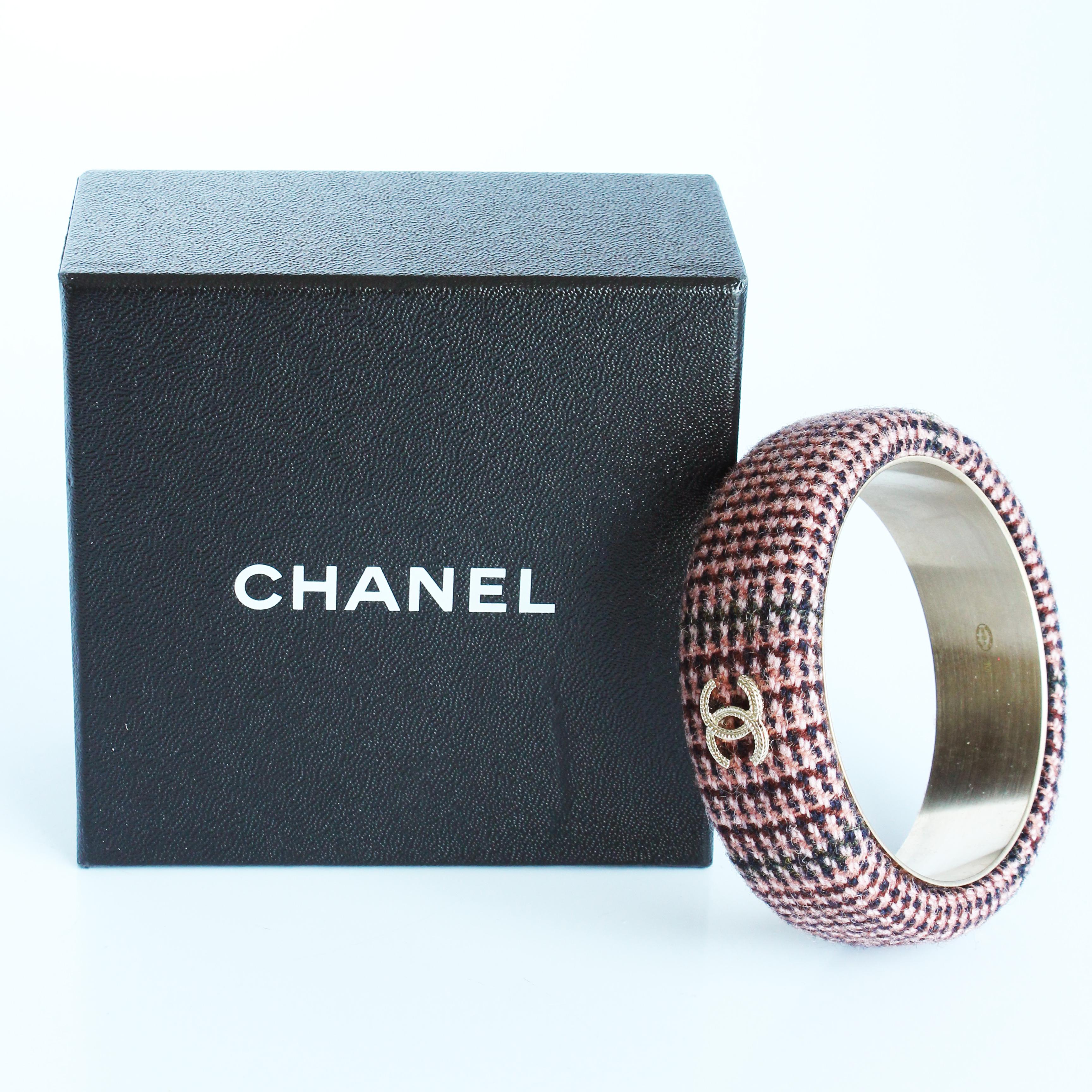 Donna Chanel Bracciale Bangle 13A Rosa Multicolore in maglia di tweed con logo CC in oro in scatola in vendita